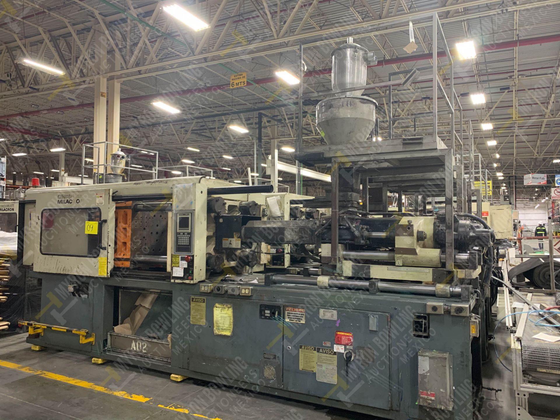 220 TON CINCINNATI MILACRON VT-220-17 PLASTIC INJECTION MOLDING MACHINE - Image 22 of 23