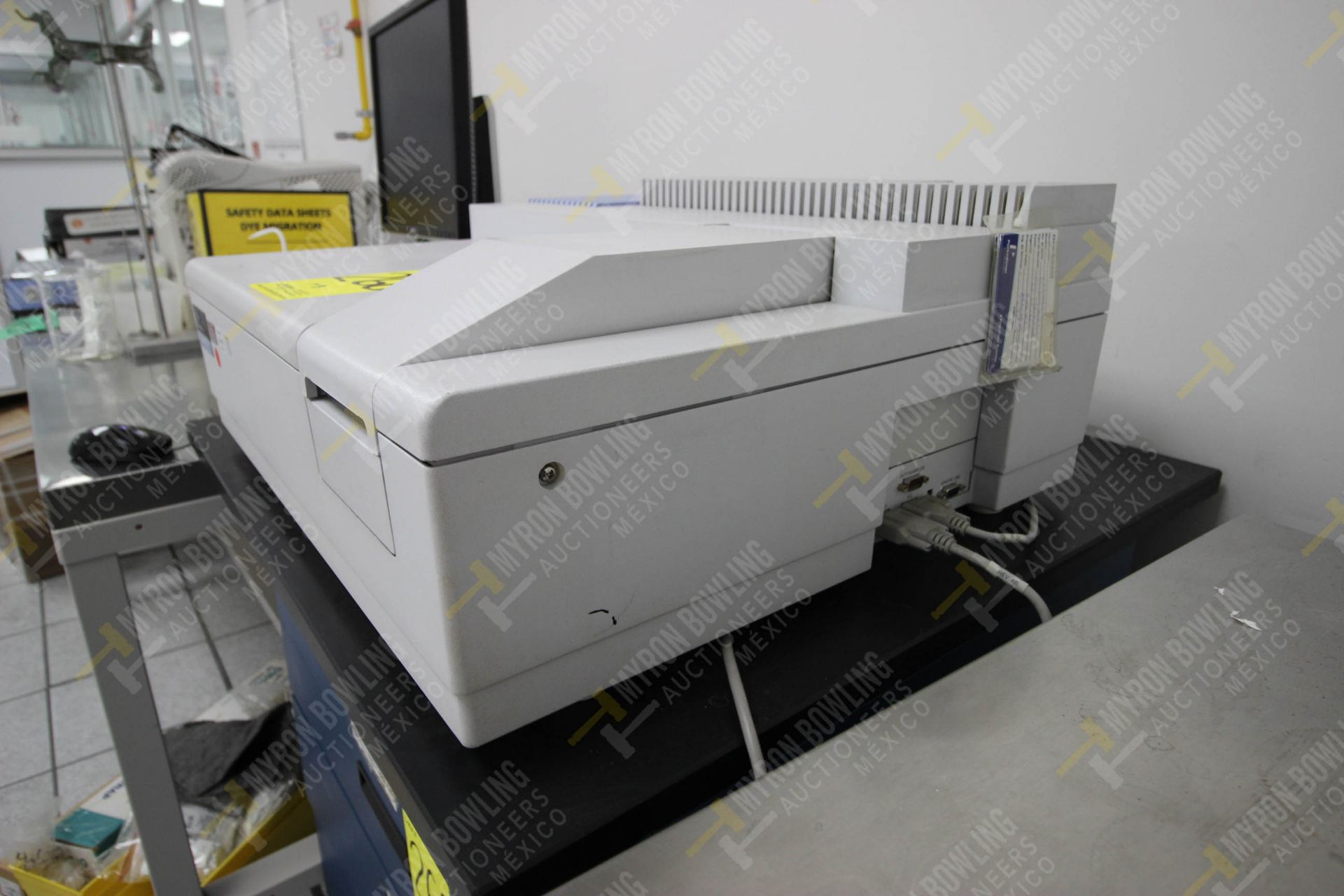 SPECTROMETER UV/VIS, MARCA PERKINELMER, MODELO LAMBDA 25, INCLUYE GABINETE DE 5 CAJONES, CPU, MONIT - Image 4 of 12