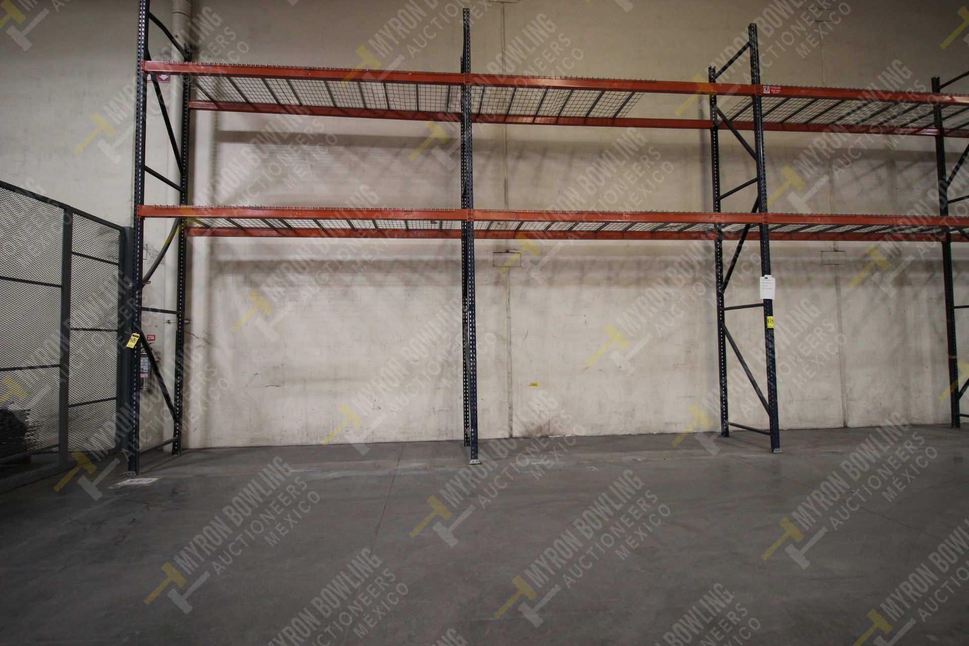 RACK INDUSTRIAL CON 5 POSTES VERTICALES DE 5.5 M DE ALTO POR 1.06 DE ANCHO Y 16 LARGUEROS HORIZONTA - Image 2 of 5