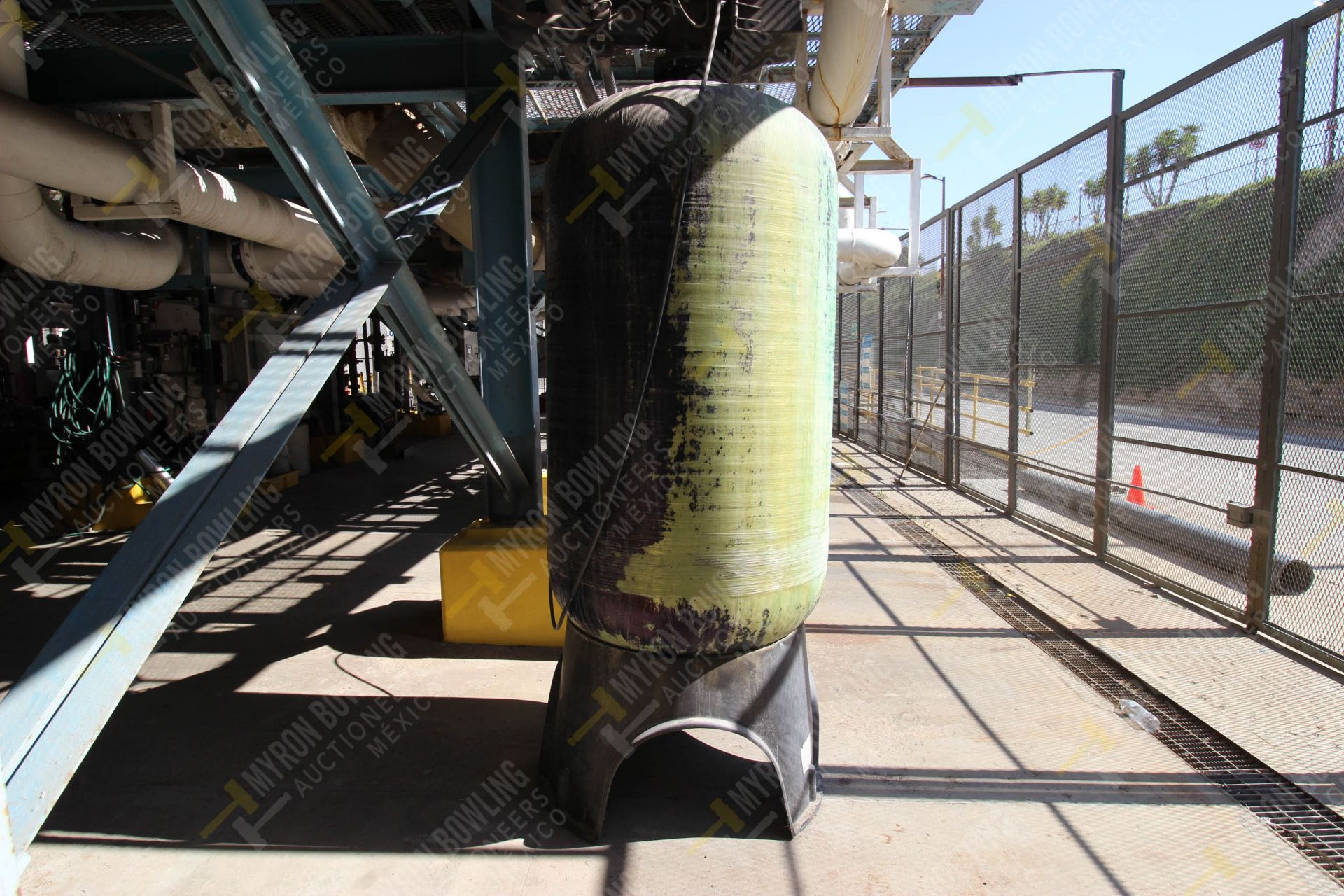 TRES TANQUES DE FIBRA DE VIDRIO PARA SUAVIZAR AGUA A LAS TORRES DE ENFRIAMIENTO, SE INCLUYE EQUIPO - Image 9 of 11