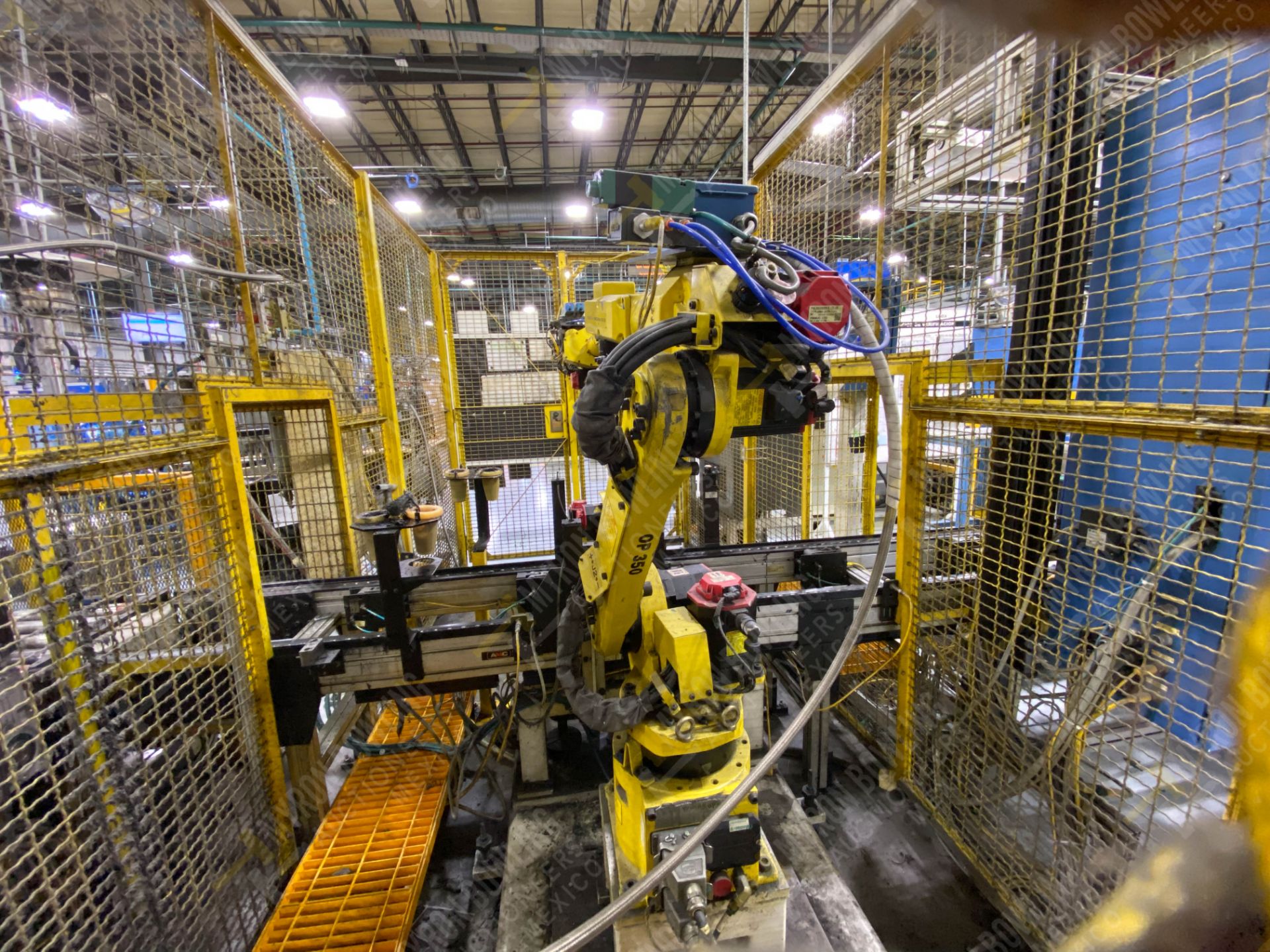 Robot marca Fanuc con capacidad de carga de 15-30 Kg, controlador de robot y teach pendant - Image 3 of 14