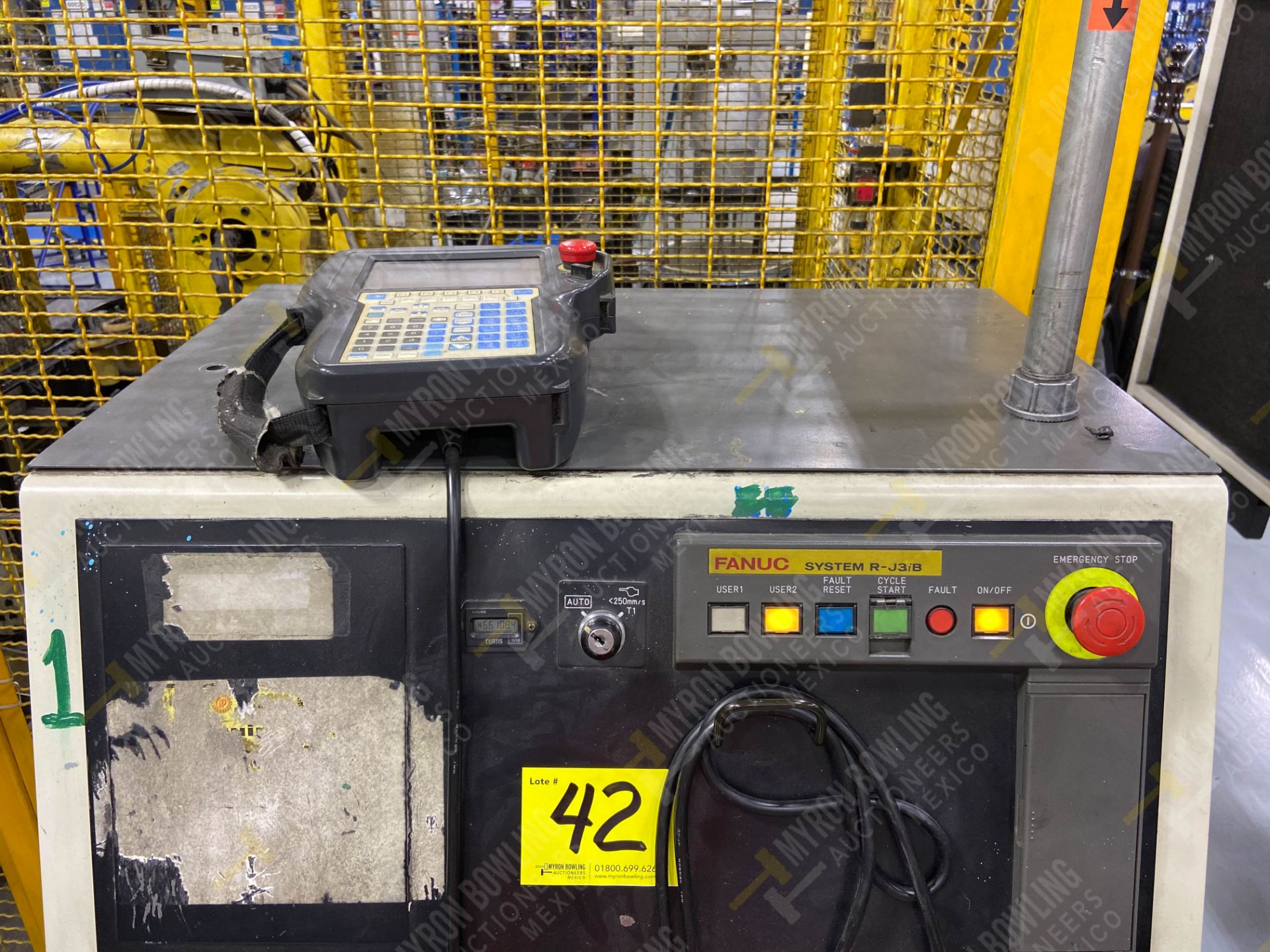 Robot marca Fanuc con capacidad de carga de 15-30 Kg, controlador de robot y teach pendant - Image 12 of 14