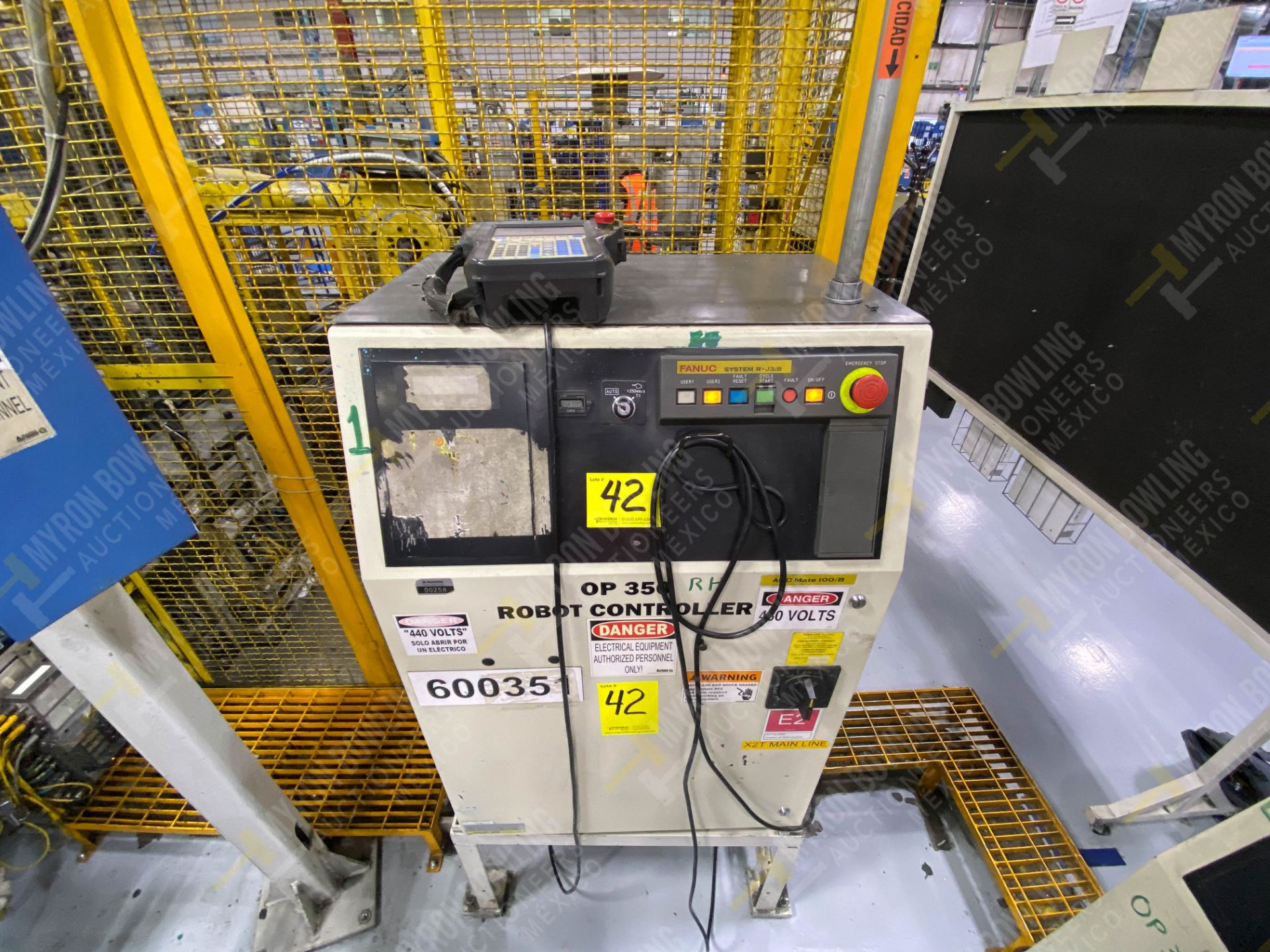 Robot marca Fanuc con capacidad de carga de 15-30 Kg, controlador de robot y teach pendant - Image 9 of 14