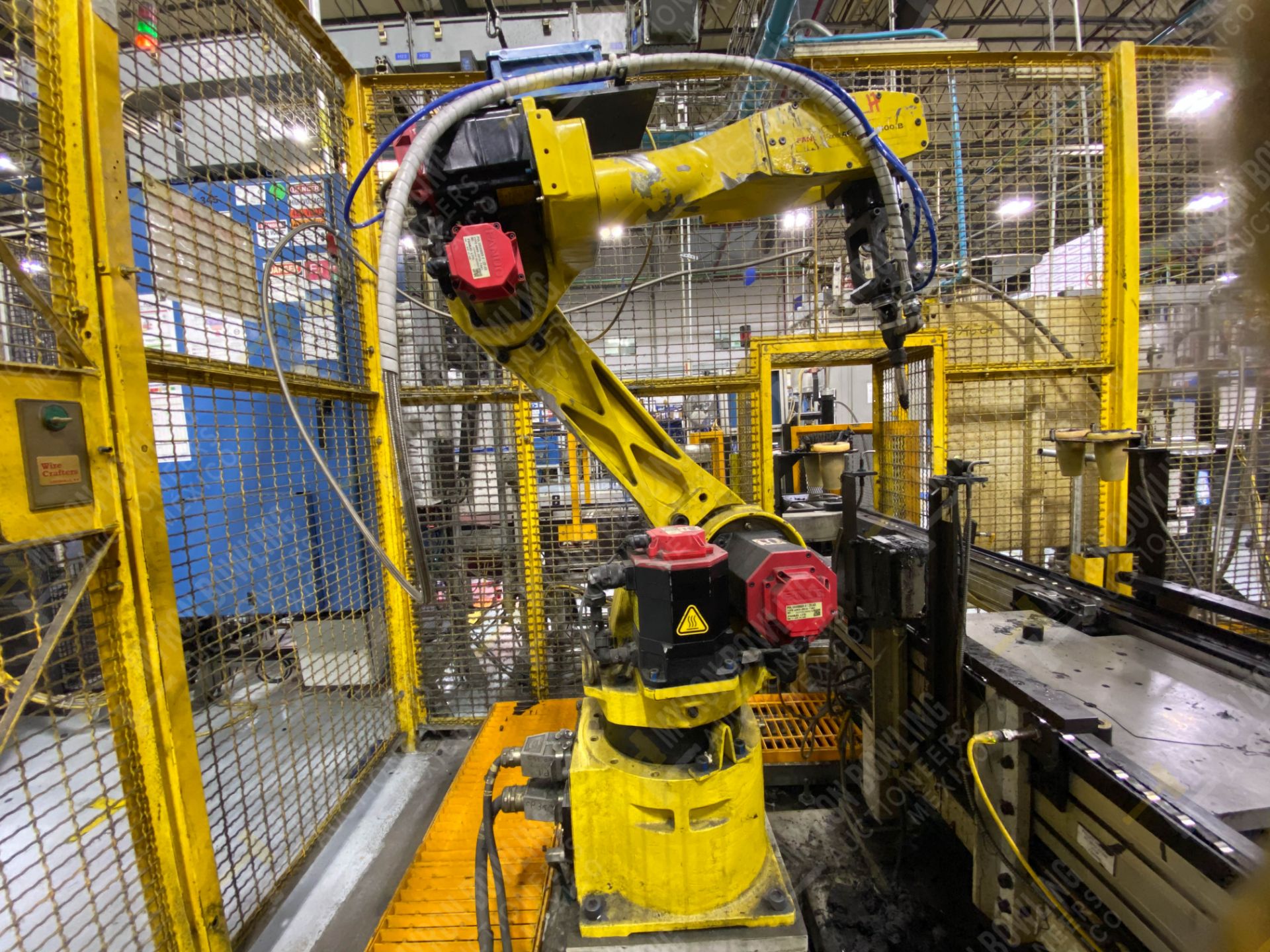 Robot marca Fanuc con capacidad de carga de 15-30 Kg, controlador de robot y teach pendant