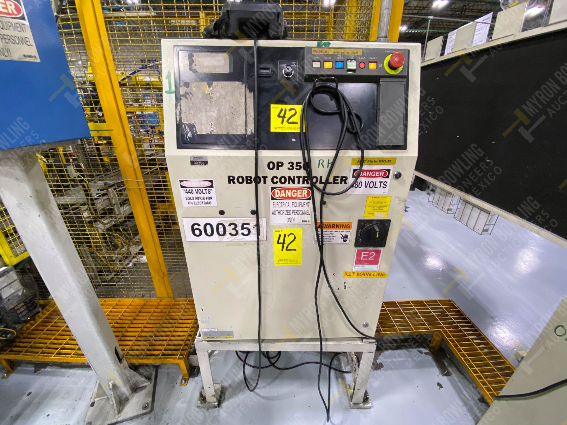 Robot marca Fanuc con capacidad de carga de 15-30 Kg, controlador de robot y teach pendant - Image 5 of 14