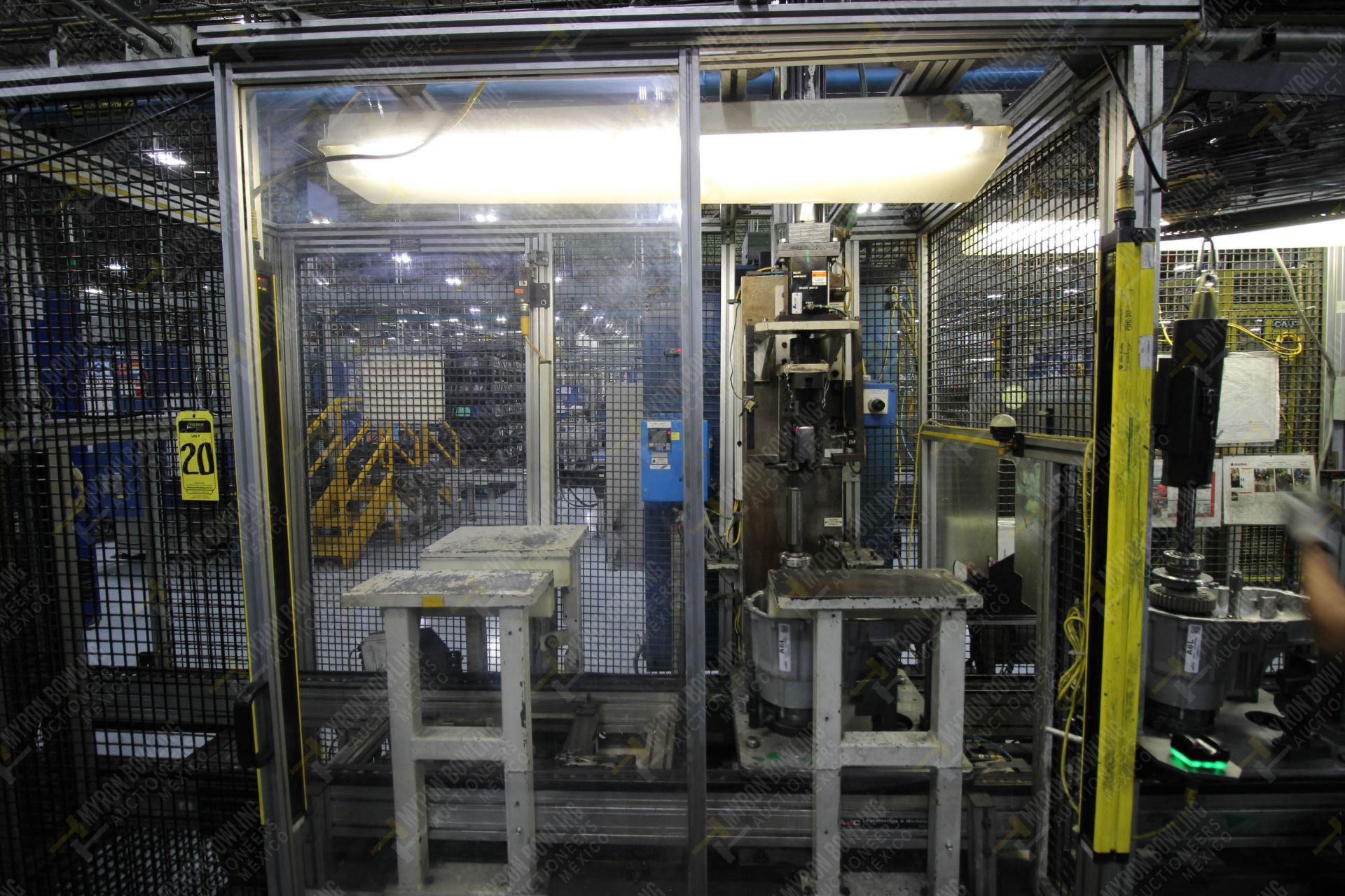 Estación semiautomática para operación 340, contiene: Prensa en estructura de placa de acero