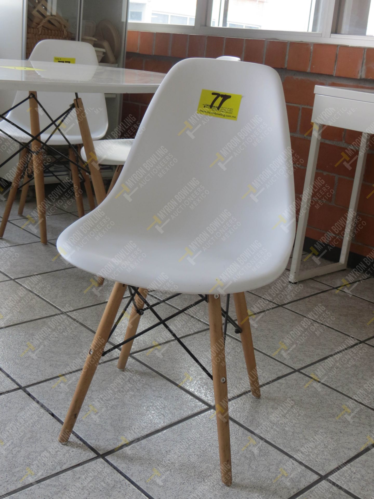 Mesa blanca circular de 1.20 m de diámetro x .73 de altura con 4 sillas de plástico con … - Image 7 of 8