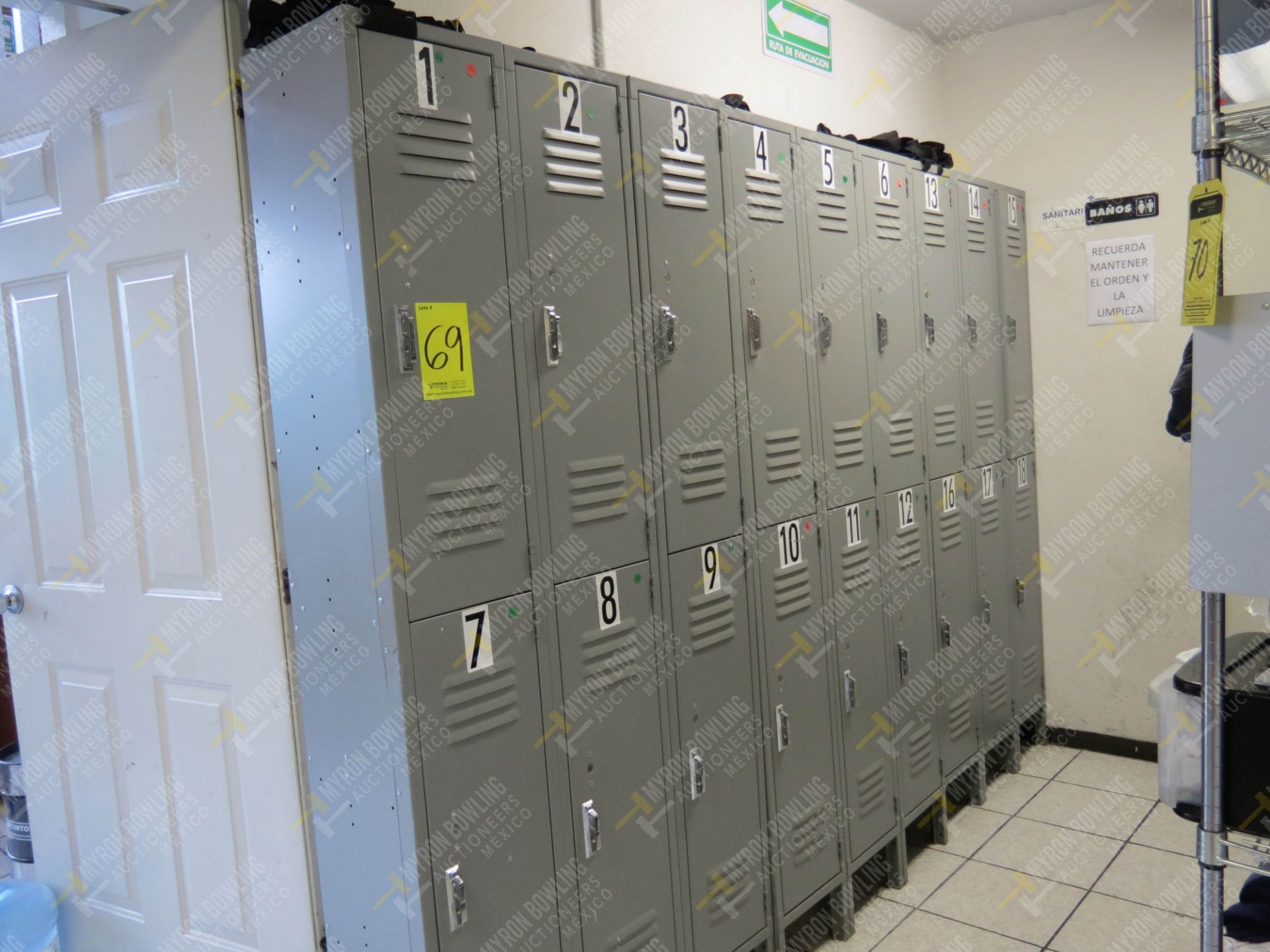 9 lockers de 2 gavetas cada uno de medidas .30 x .30 x 2 m, locker de 6 gavetas de medidas