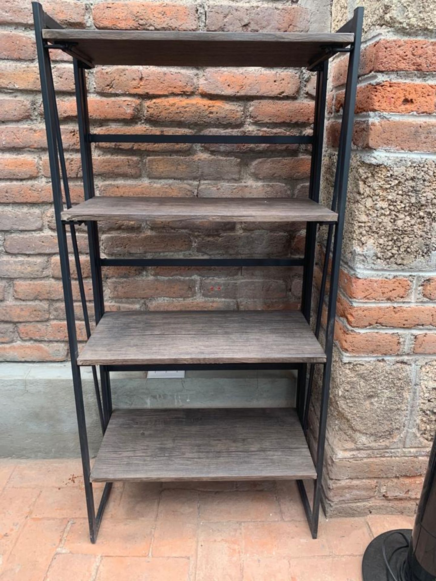 3 libreros desmontables con estructura de PTR y repisas de madera.