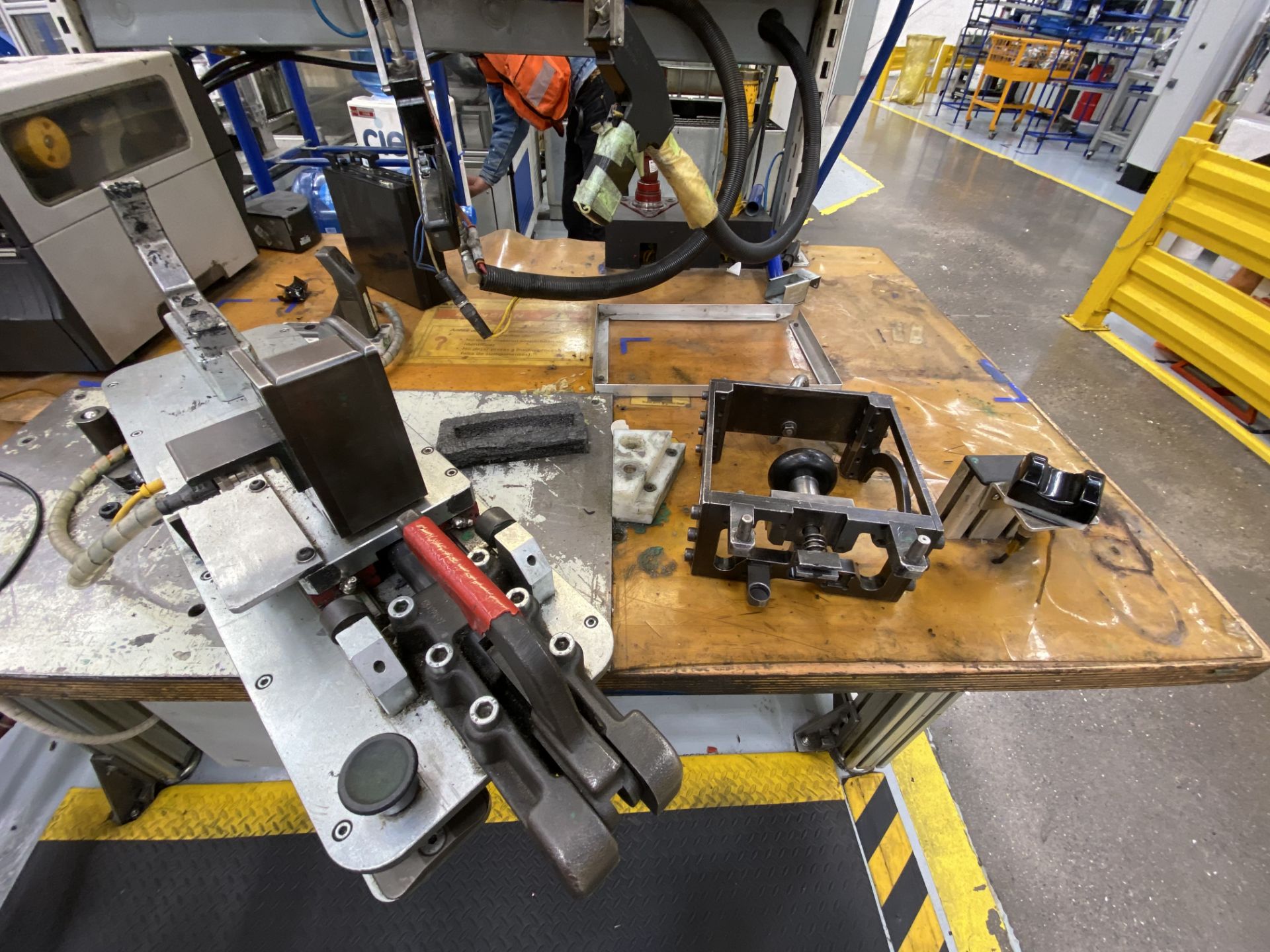 Manual working station for gears assembly, including manual clamping device - Image 9 of 13