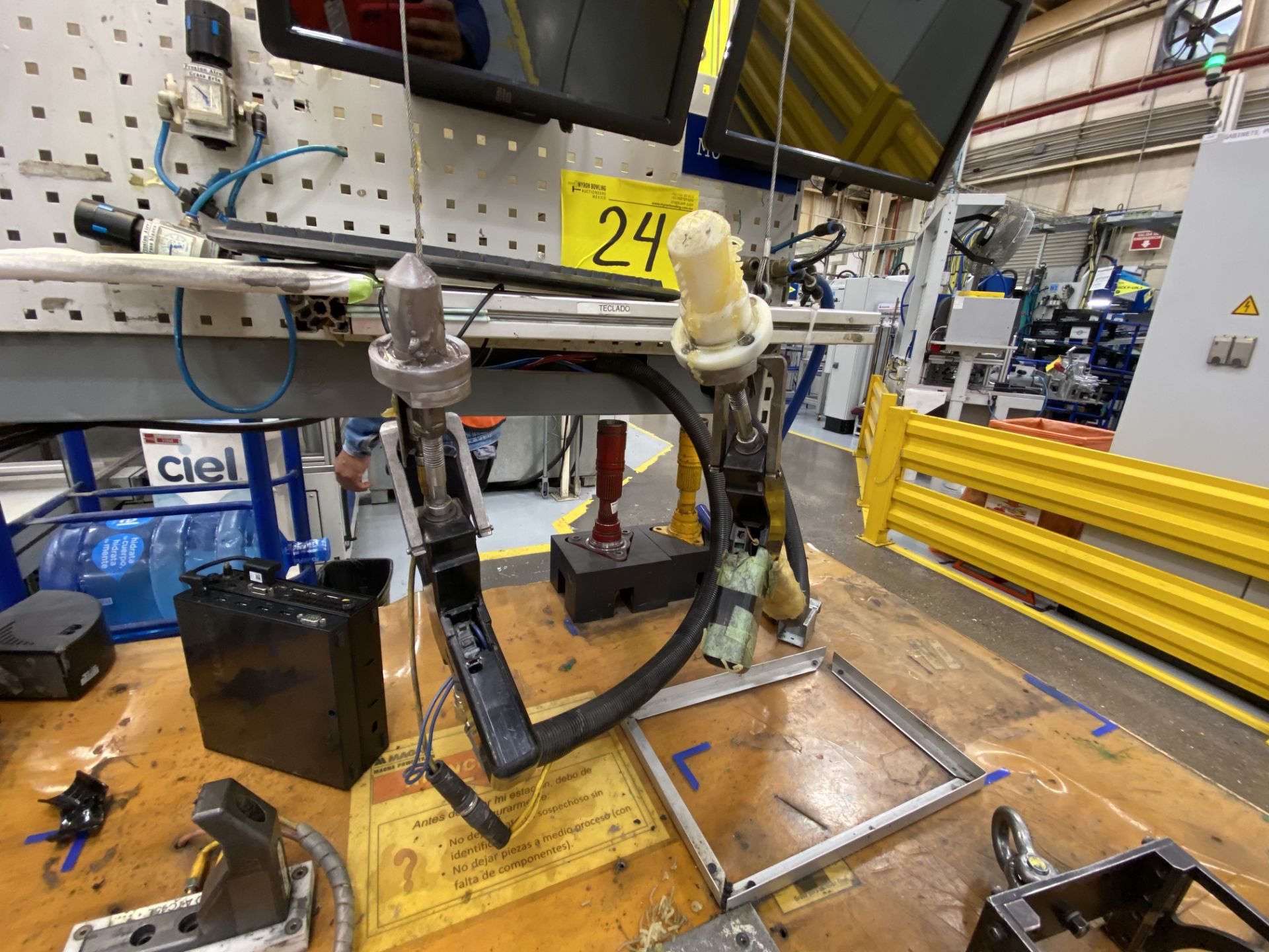 Manual working station for gears assembly, including manual clamping device - Image 4 of 13