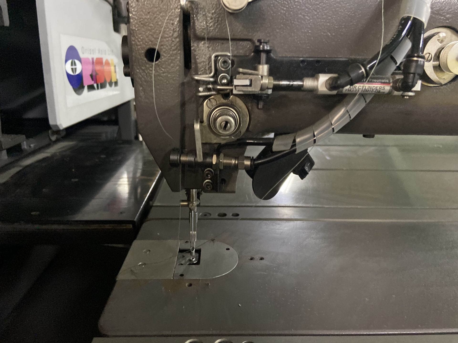 Máquina de coser industrial computarizada de alto rendimiento marca Orisol, Modelo: OS-305 - Image 10 of 18