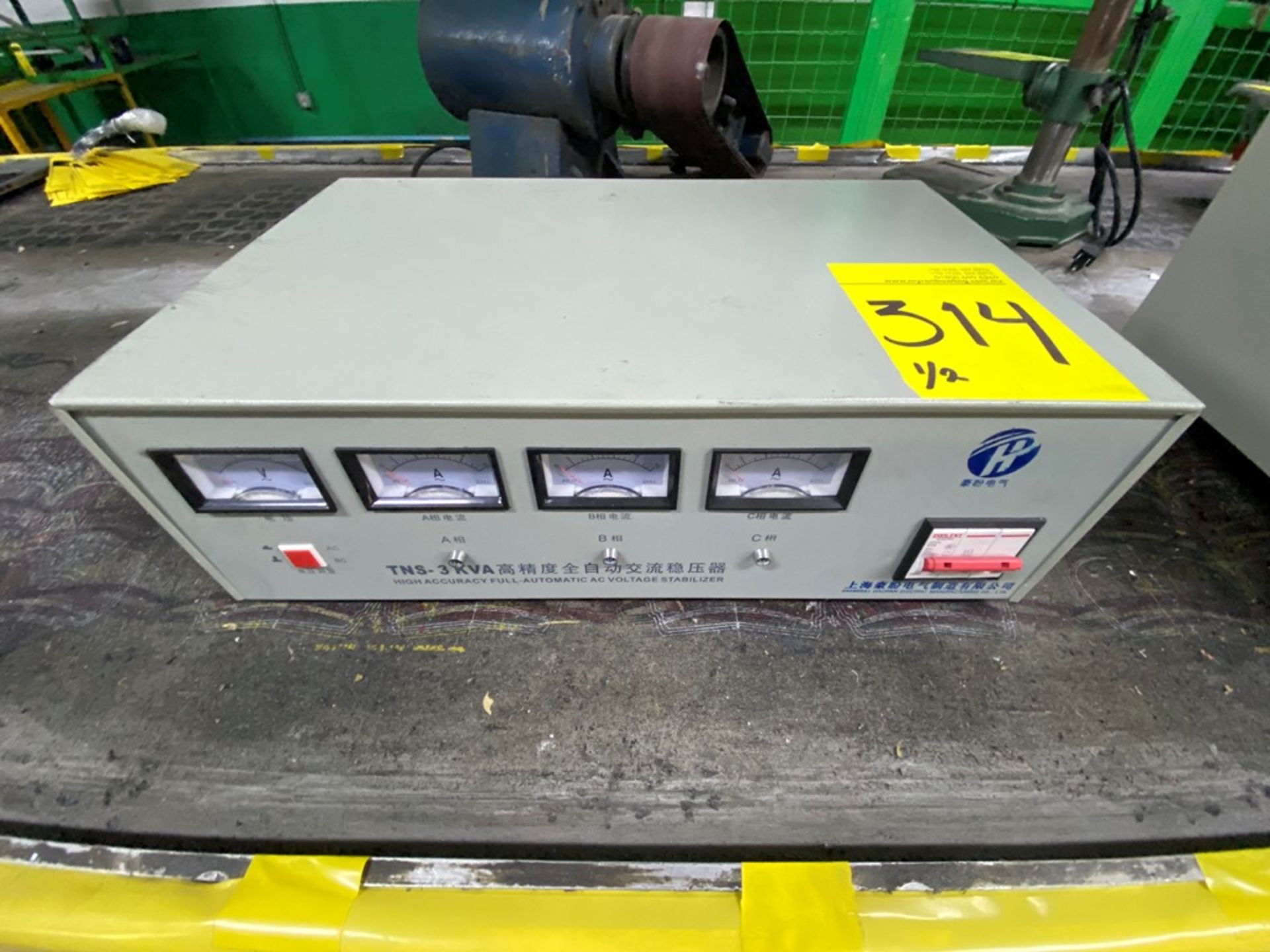 Dos reguladores de voltaje marca Shanghai Haopan Electric Manufacturing modelos TNS-3KVA y TNS-6KVA