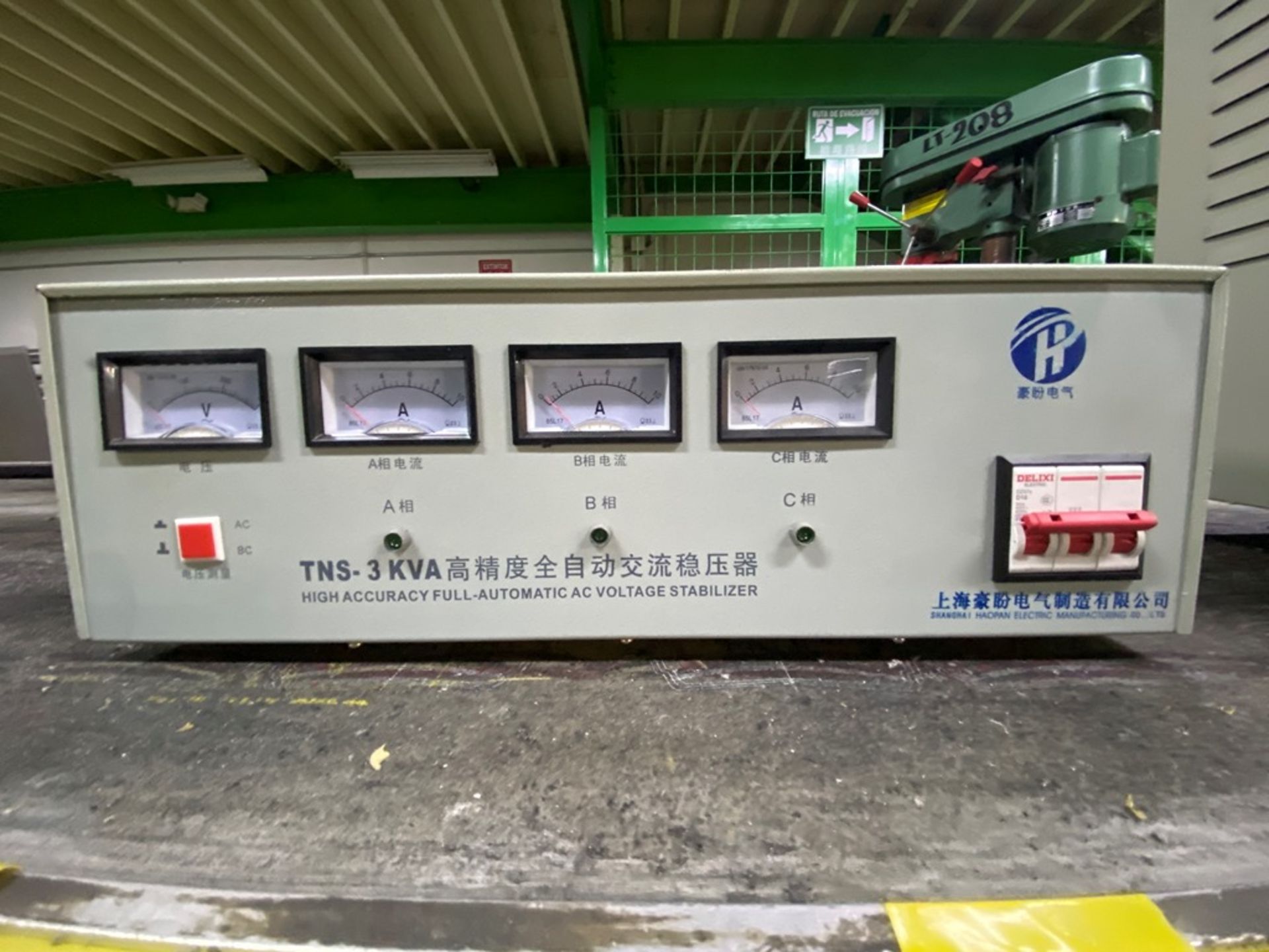 Dos reguladores de voltaje marca Shanghai Haopan Electric Manufacturing modelos TNS-3KVA y TNS-6KVA - Image 2 of 15