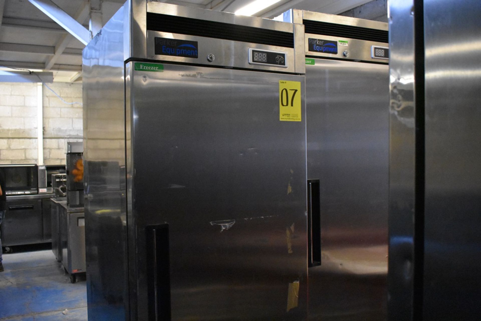 Refrigerador en acero inoxidable marca Parker Equipment, Modelo: LFB-771PC, Serie: PK03A94KA00008 - Image 2 of 11