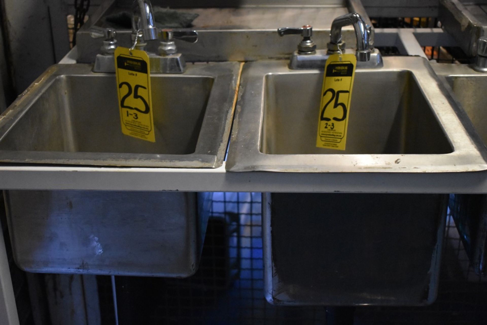 Lote de tres lavamanos en acero inoxidable con llaves mezcladoras - Image 5 of 14