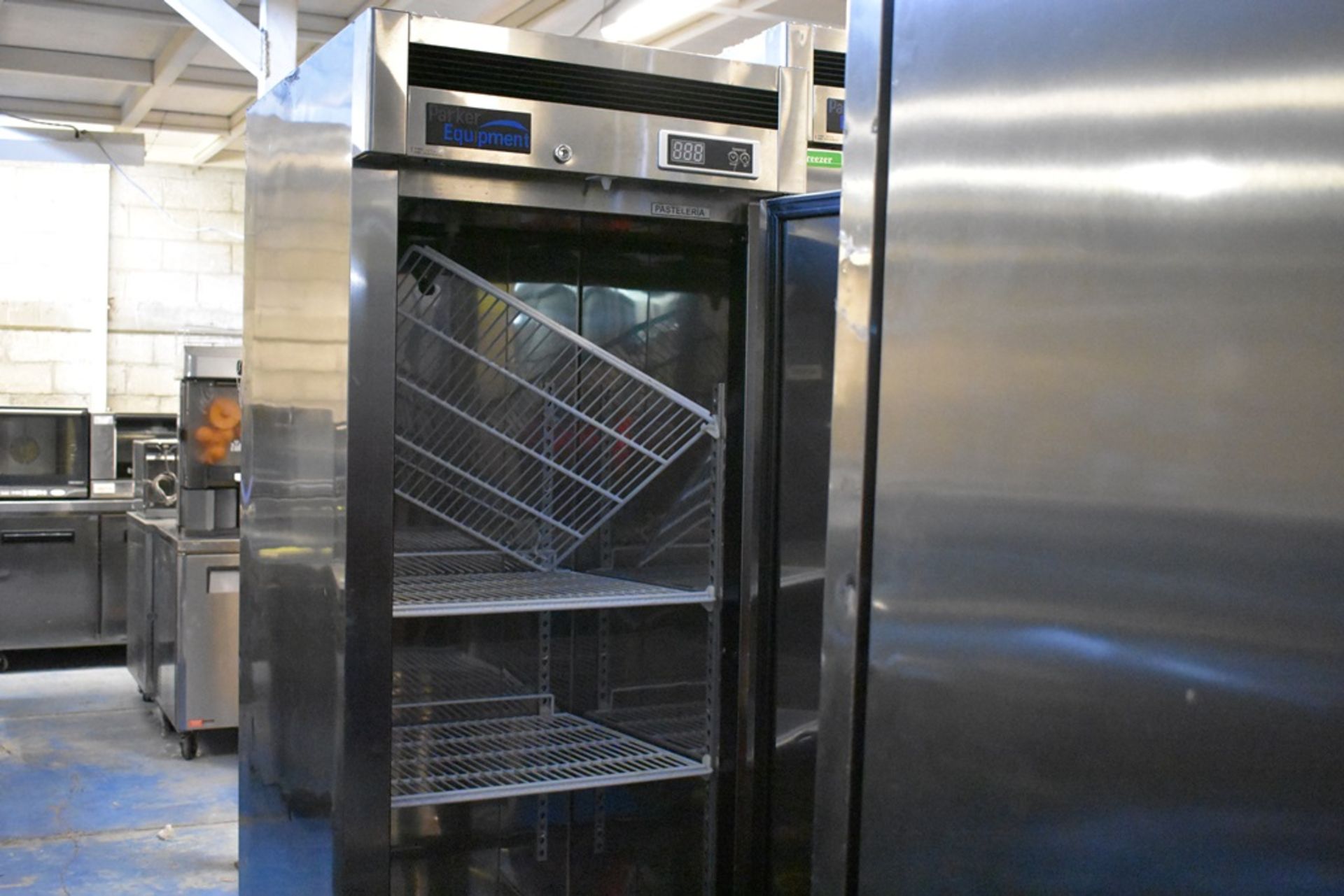 Refrigerador en acero inoxidable marca Parker Equipment, Modelo: LFB-771PC, Serie: PK03A94KA00008 - Image 6 of 11