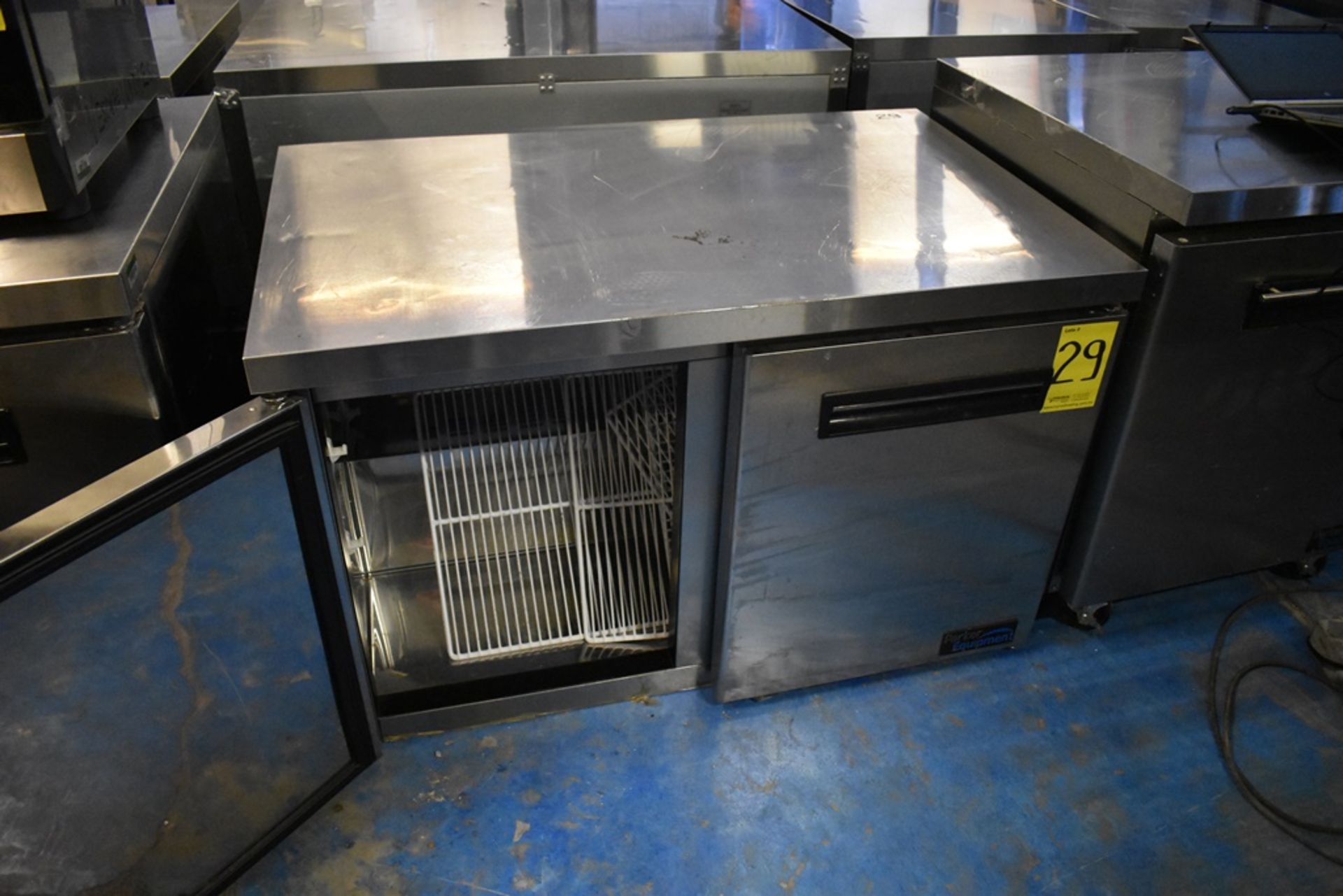 Mesa de trabajo con base refrigerada de dos puertas abatibles marca Parker Equipment - Image 7 of 9
