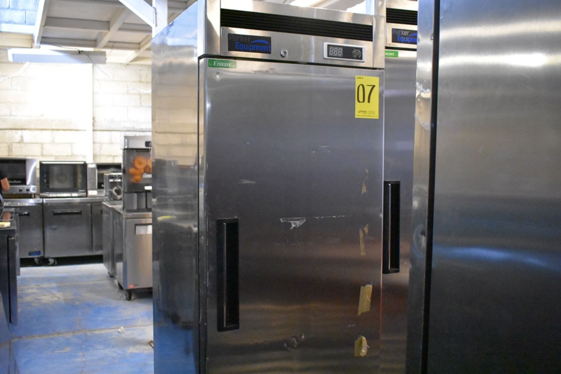 Refrigerador en acero inoxidable marca Parker Equipment, Modelo: LFB-771PC, Serie: PK03A94KA00008