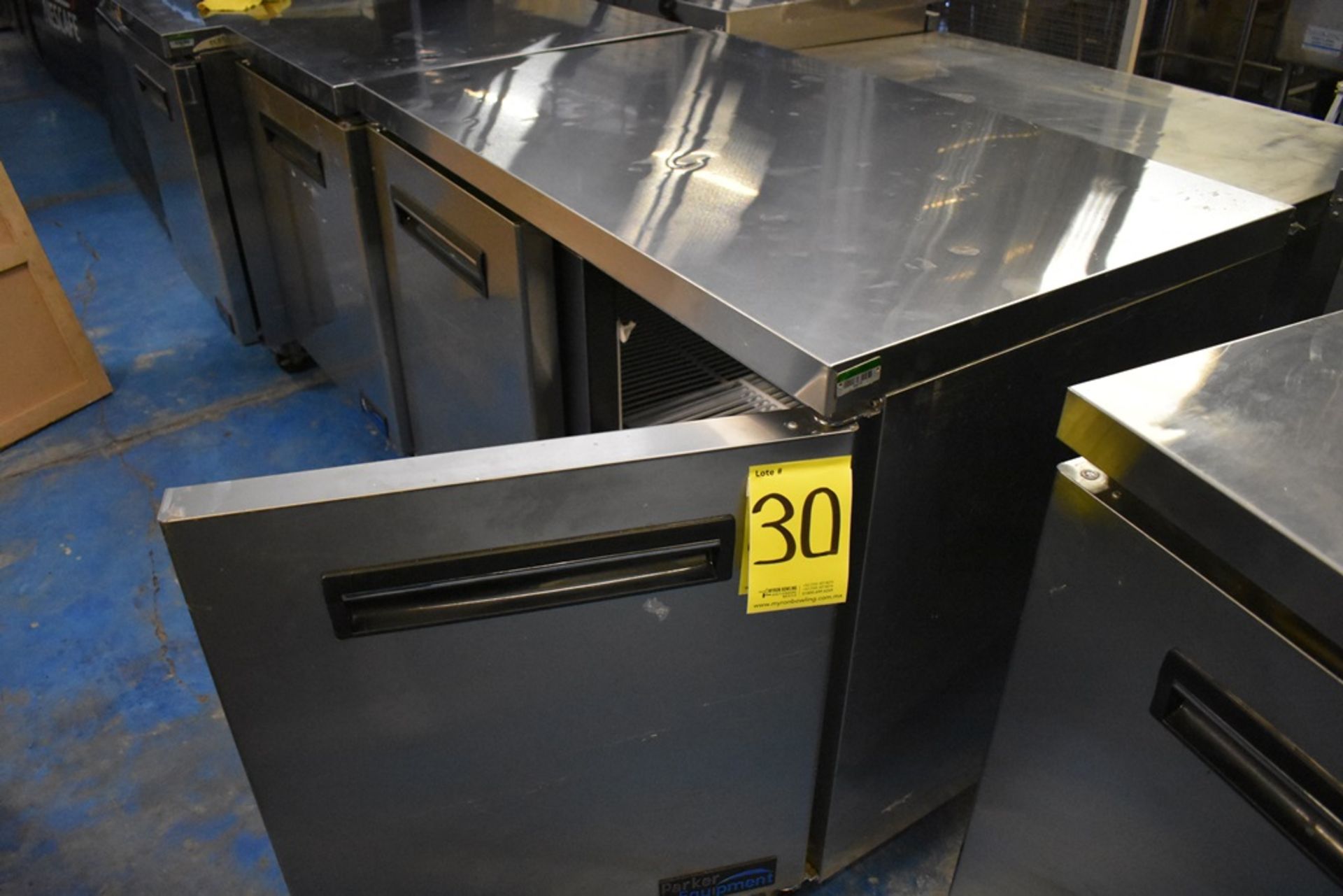 Mesa de trabajo con base refrigerada de dos puertas abatibles marca Parker Equipment - Image 6 of 12