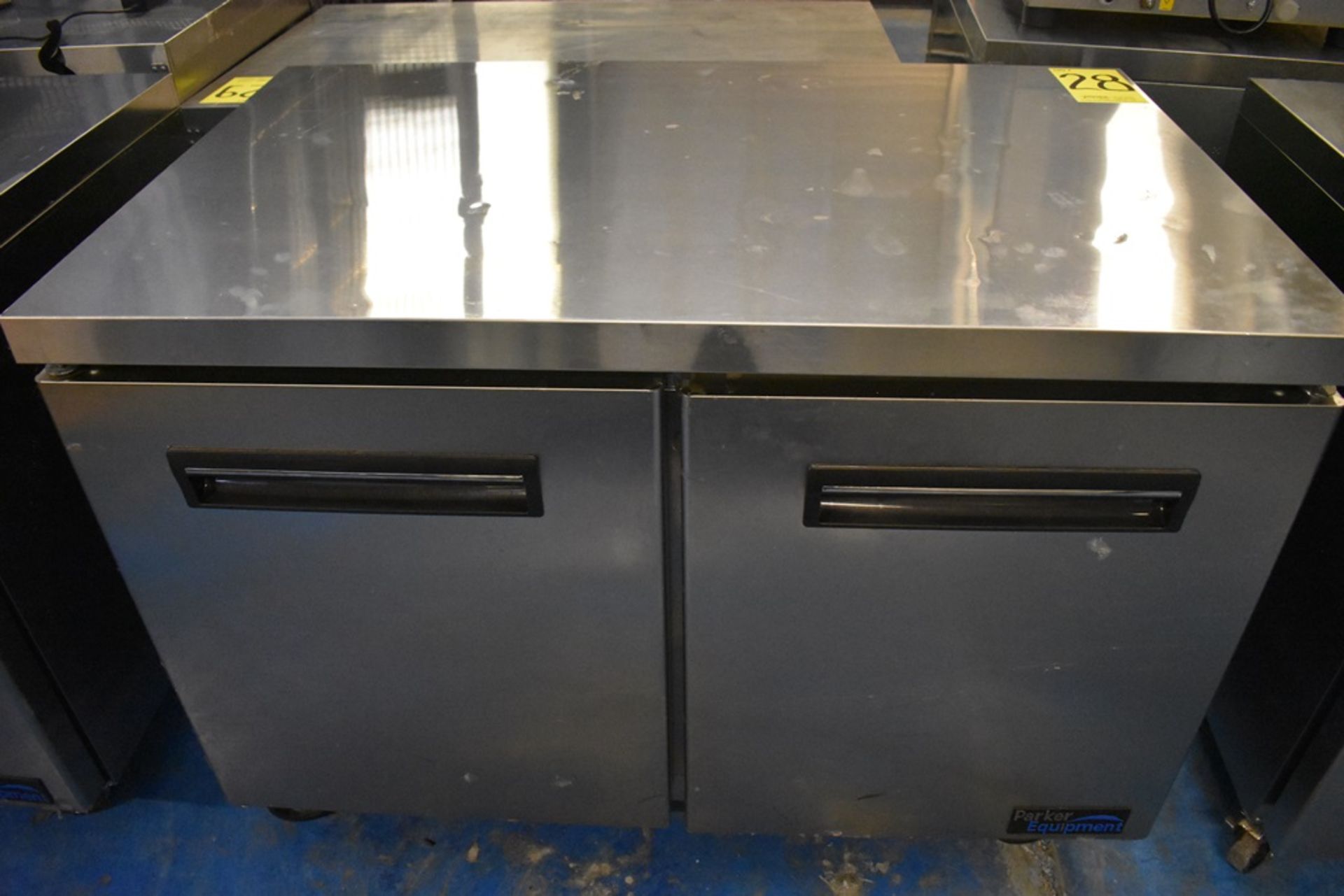Mesa de trabajo con base refrigerada de dos puertas abatibles marca Parker Equipment