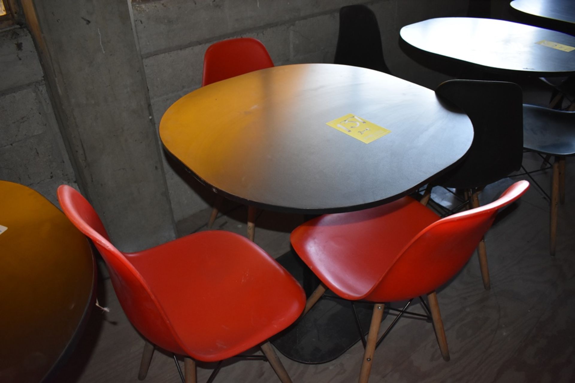 Cuatro mesas cuadradas en melamina con estructura metálica (80 x 75 cm) - Image 4 of 24