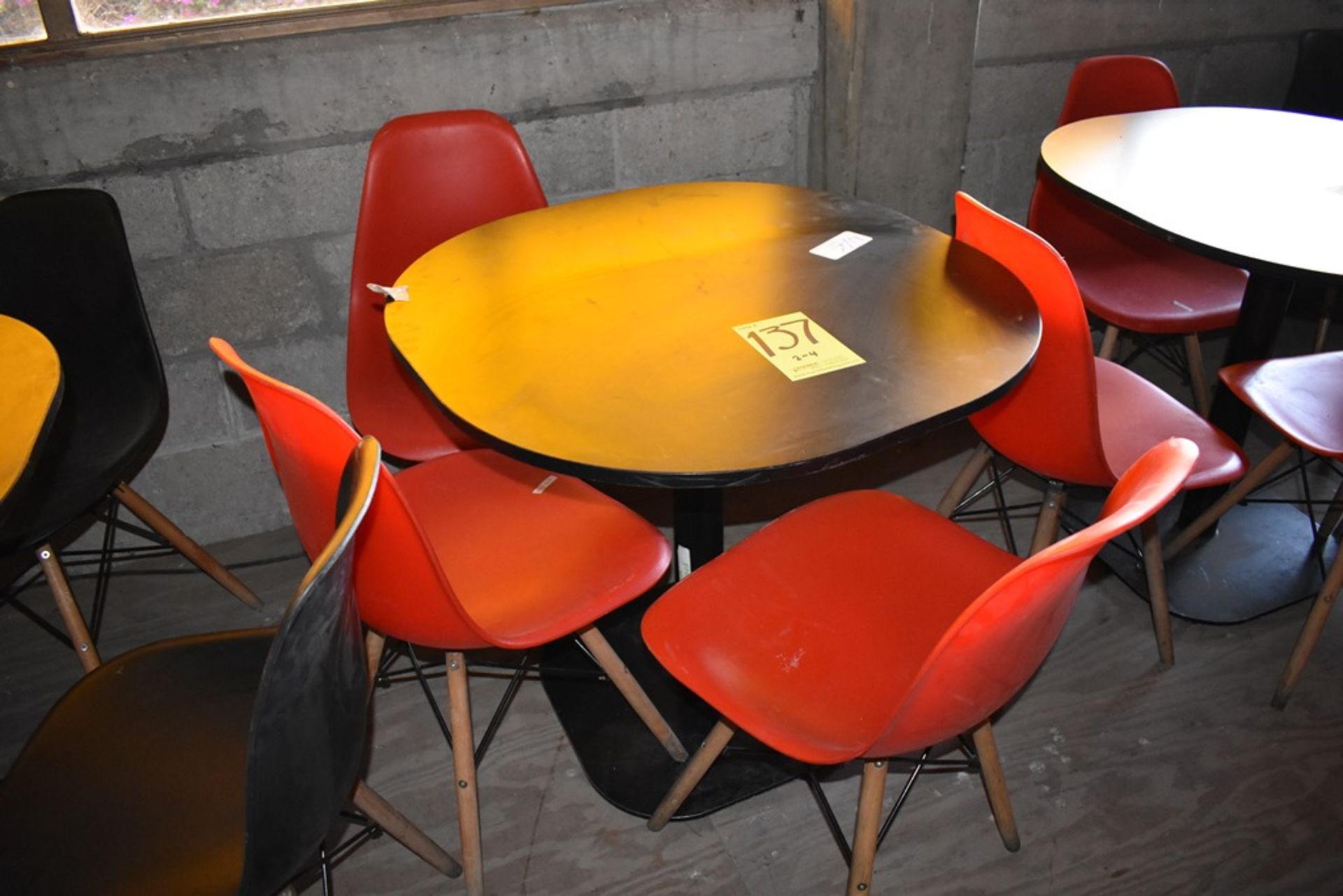 Cuatro mesas cuadradas en melamina con estructura metálica (80 x 75 cm) - Image 3 of 24