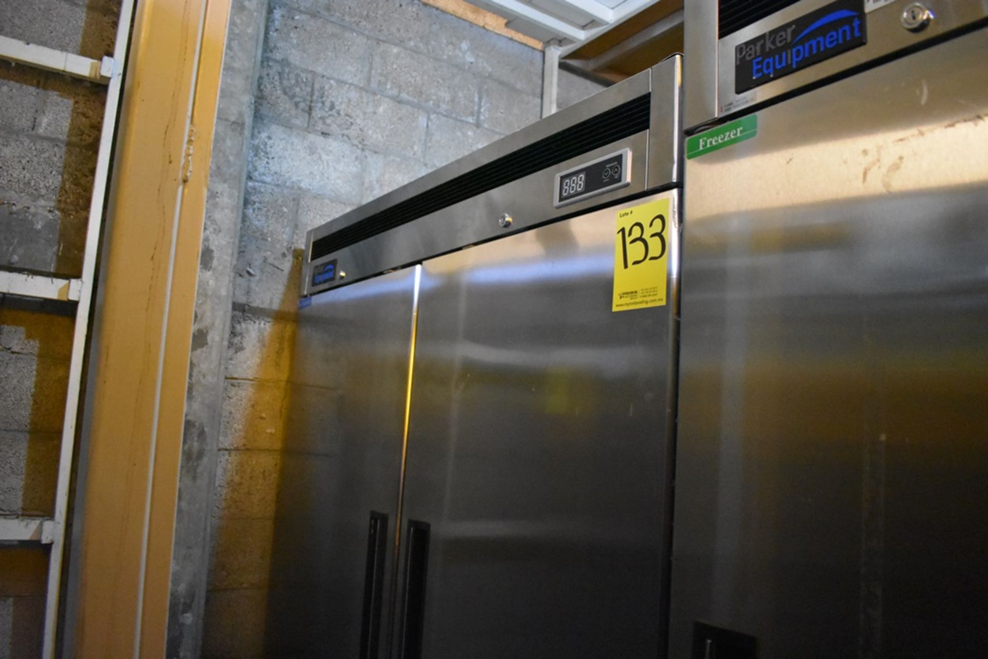 Refrigerador en acero inoxidable de dos puertas abatibles marca Parker Equipment - Image 10 of 14