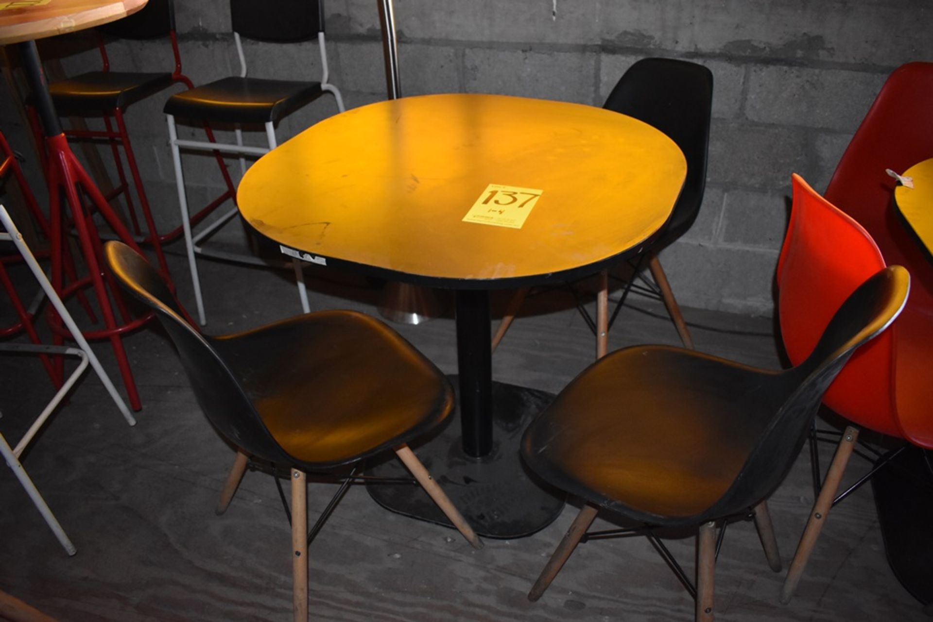 Cuatro mesas cuadradas en melamina con estructura metálica (80 x 75 cm) - Image 2 of 24