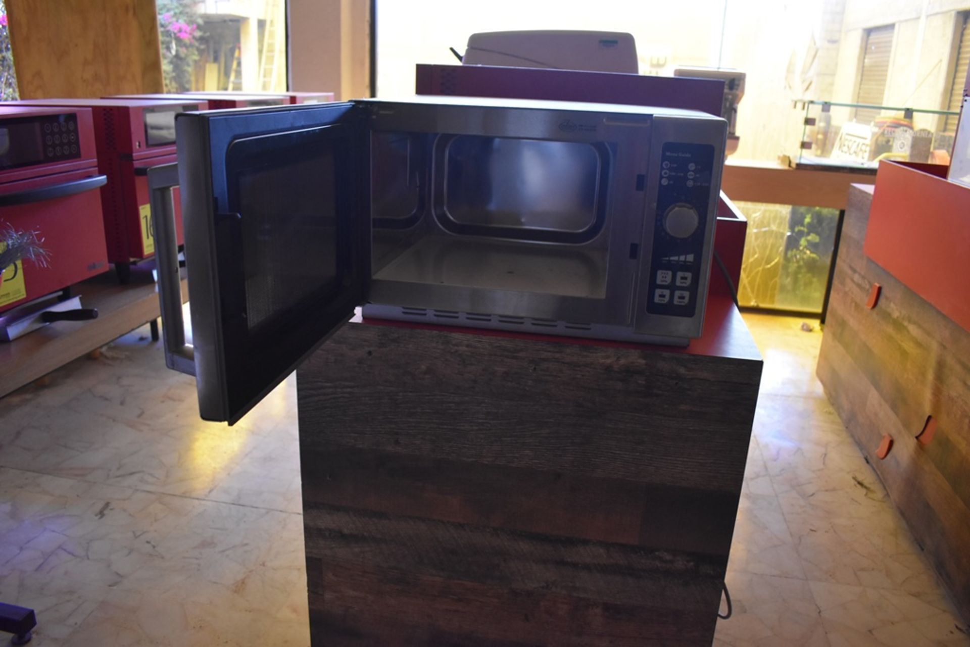 Horno de microondas marca Menumaster, Modelo: MCS10DSE, Serie: 1703650442, Activo: 003820. - Image 4 of 8