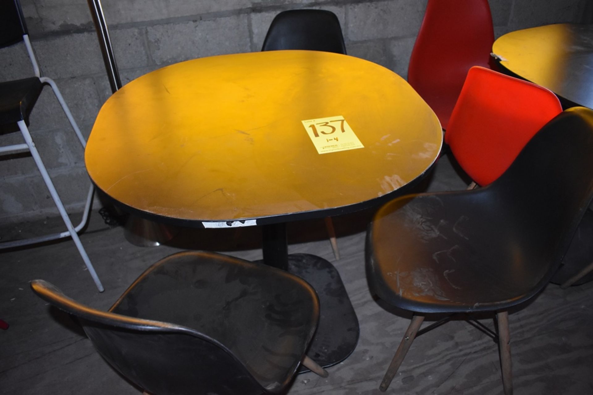 Cuatro mesas cuadradas en melamina con estructura metálica (80 x 75 cm)