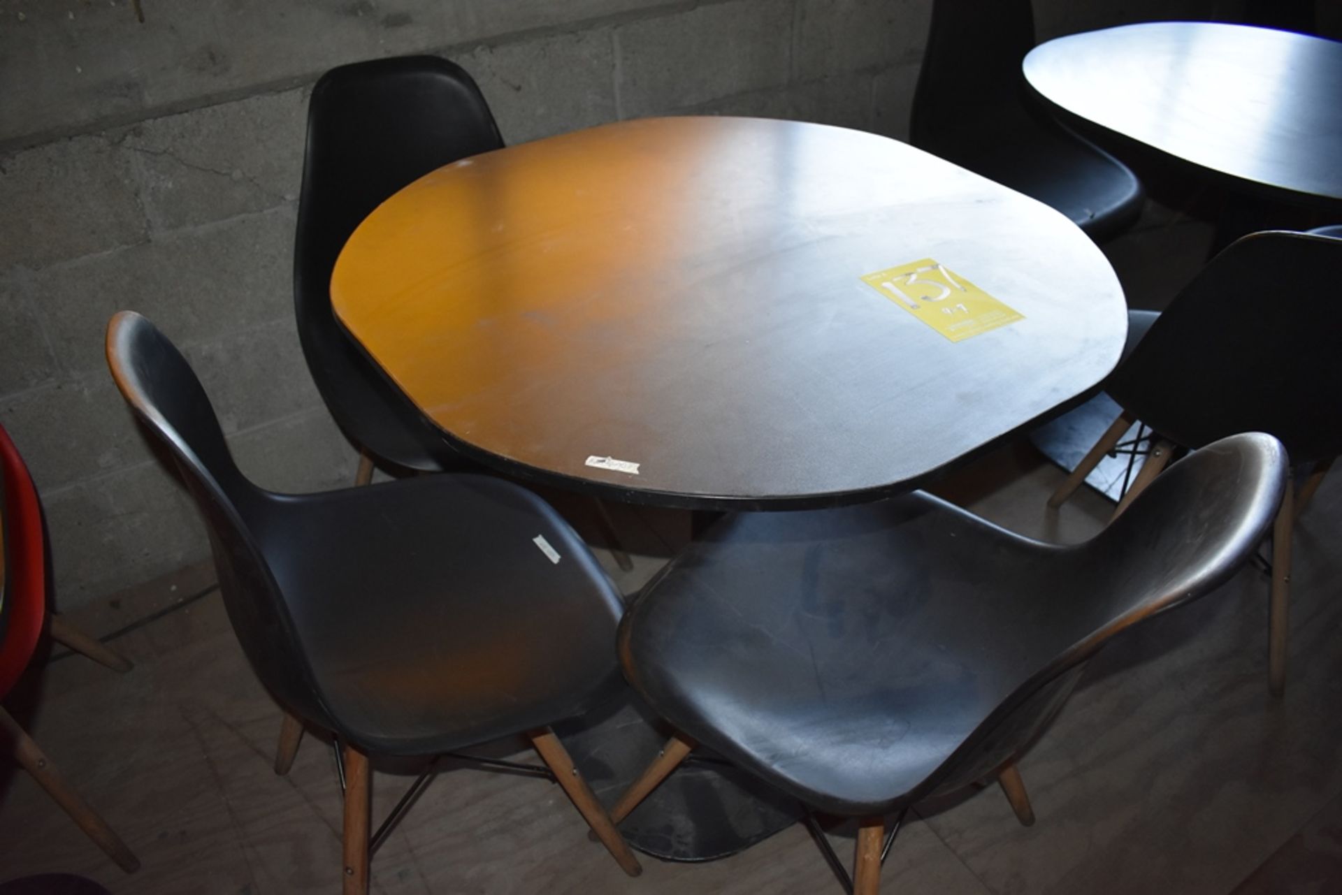 Cuatro mesas cuadradas en melamina con estructura metálica (80 x 75 cm) - Image 5 of 24