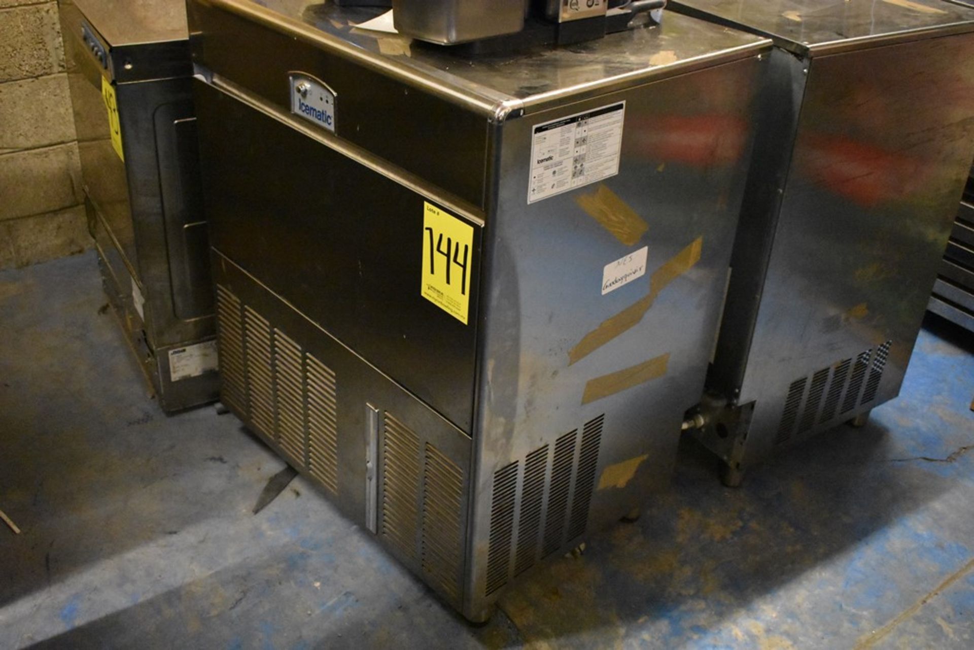 Máquina fabricadora de hielo en acero inoxidable marca Icematic, Modelo: E90 A IX 220/60/1