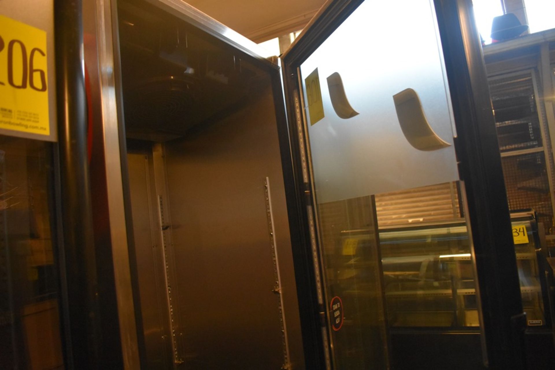Refrigerador exhibidor con puerta de cristal marca Imbera, Modelo: G319CBMAD - Image 7 of 13