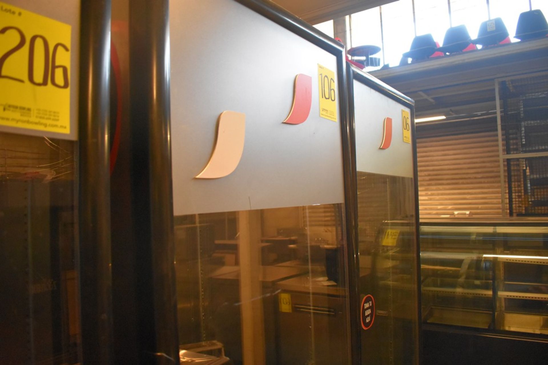 Refrigerador exhibidor con puerta de cristal marca Imbera, Modelo: G319CBMAD - Image 6 of 13