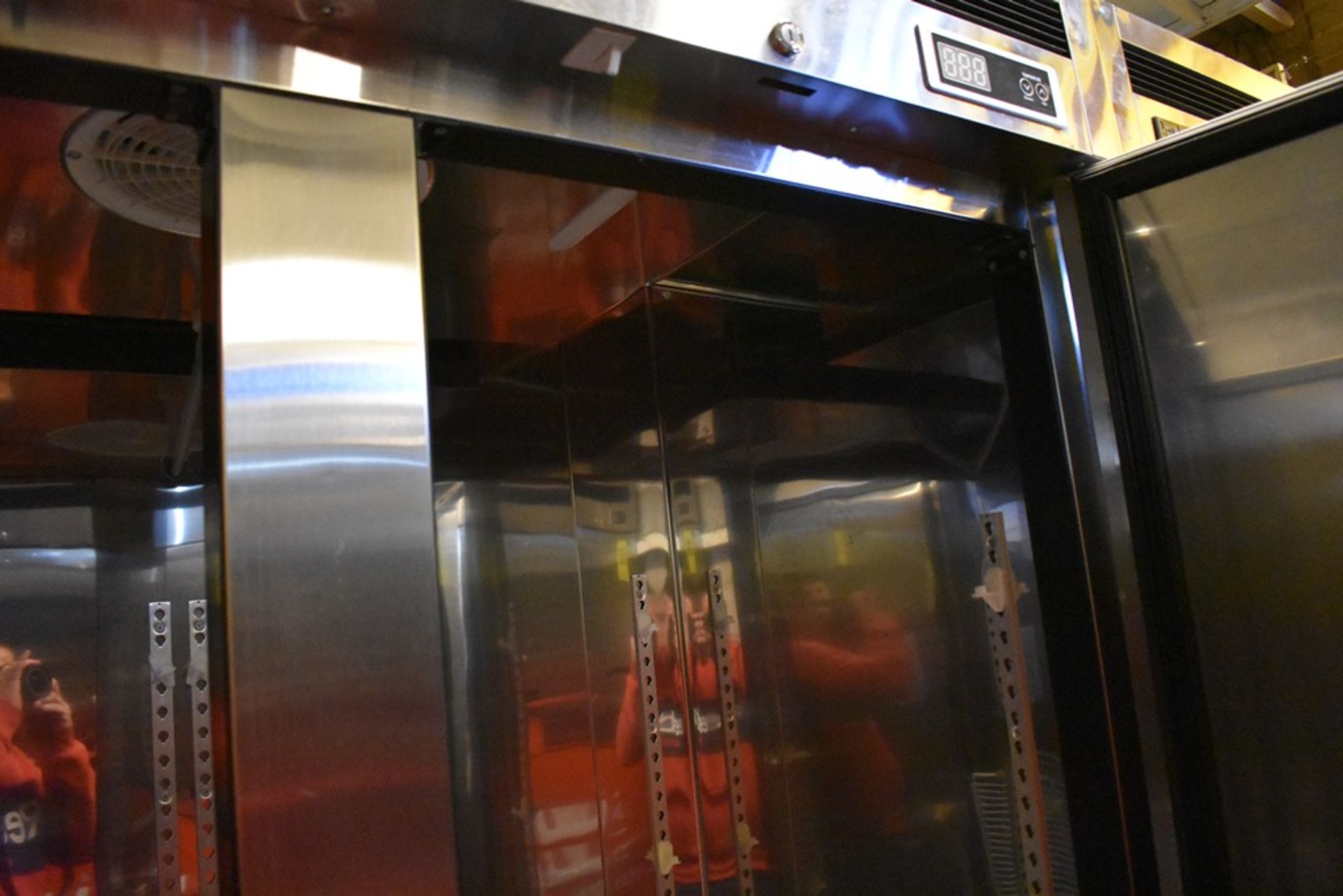 Refrigerador en acero inoxidable de dos puertas abatibles marca Parker Equipment - Image 9 of 16
