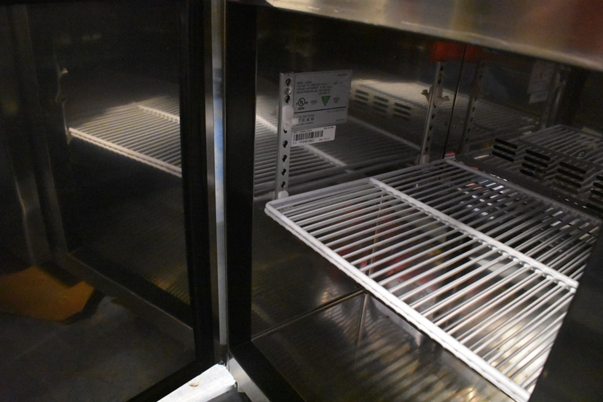 Mesa de trabajo con base refrigerada de dos puertas abatibles marca Parker Equipment - Image 5 of 10