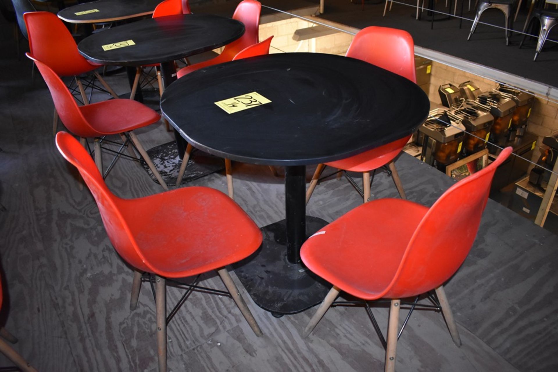 Cuatro mesas cuadradas en melamina con estructura metálica (80 x 75 cm)