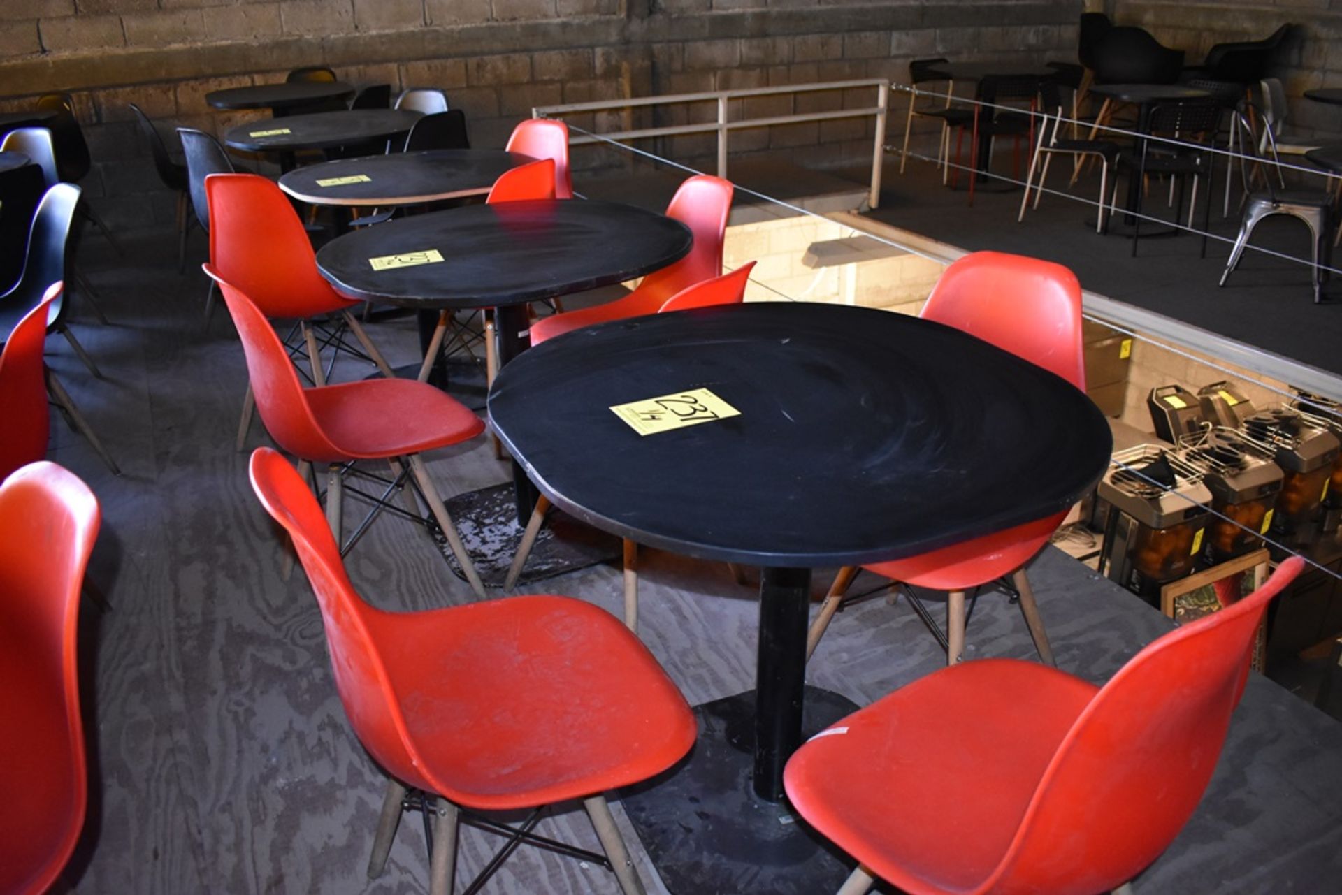 Cuatro mesas cuadradas en melamina con estructura metálica (80 x 75 cm) - Image 3 of 23