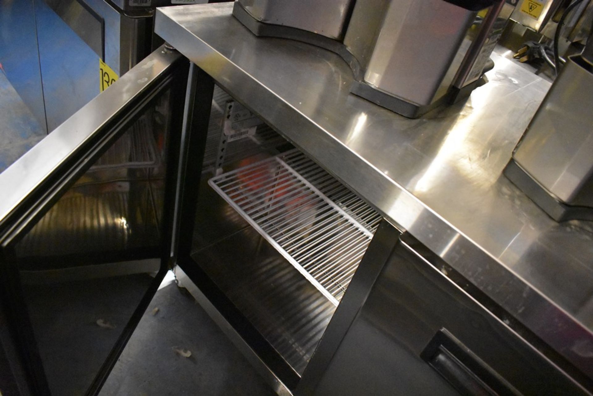 Mesa de trabajo con base refrigerada de dos puertas abatibles marca Parker Equipment - Image 7 of 10