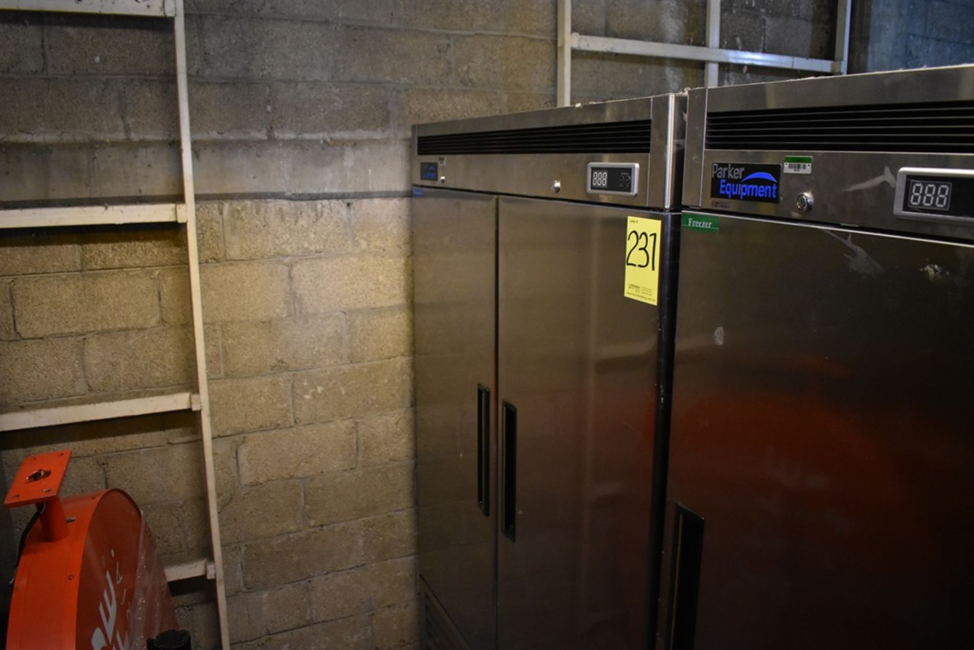Refrigerador en acero inoxidable de dos puertas abatibles marca Parker Equipment - Image 3 of 16