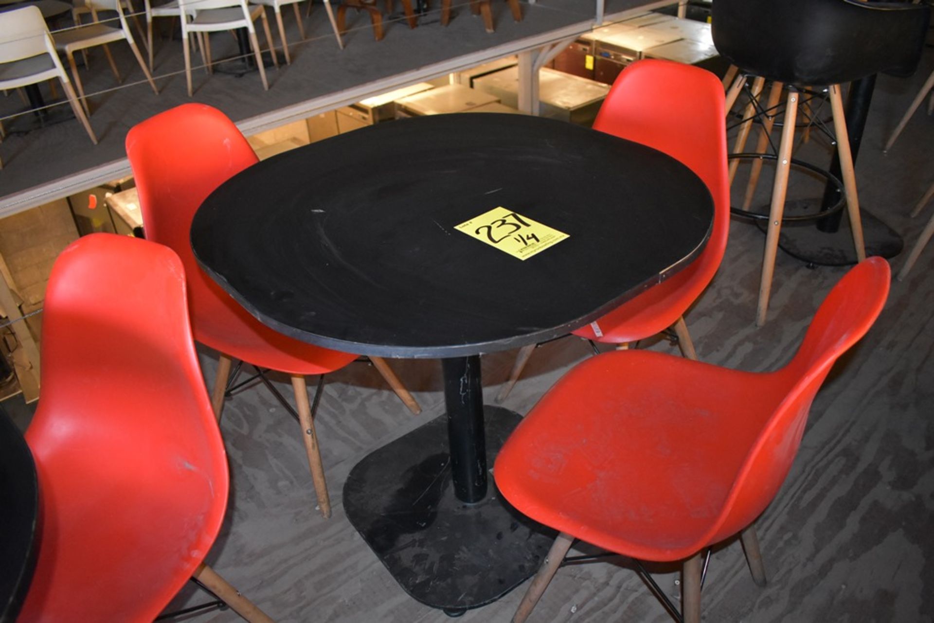 Cuatro mesas cuadradas en melamina con estructura metálica (80 x 75 cm) - Image 4 of 23