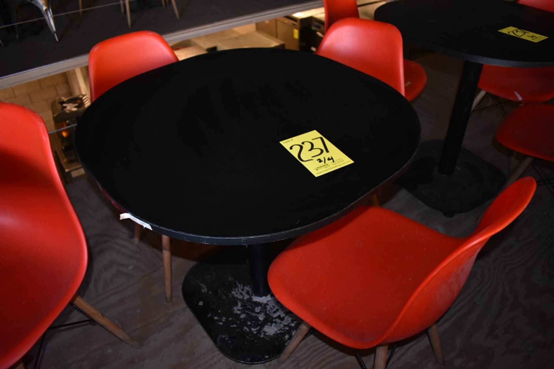 Cuatro mesas cuadradas en melamina con estructura metálica (80 x 75 cm) - Image 6 of 23