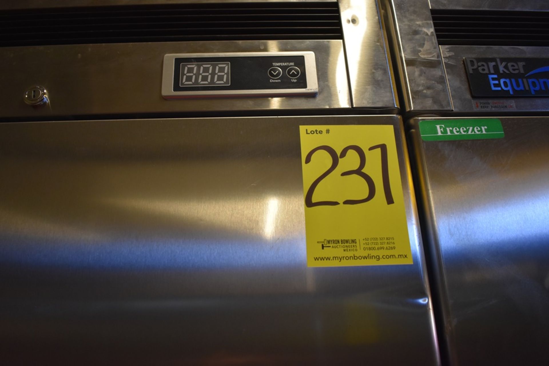 Refrigerador en acero inoxidable de dos puertas abatibles marca Parker Equipment - Image 14 of 16
