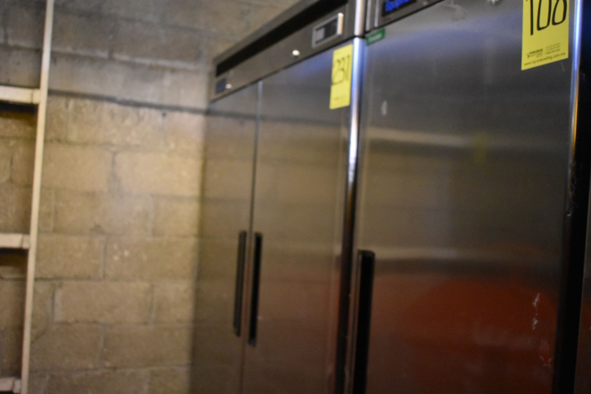 Refrigerador en acero inoxidable de dos puertas abatibles marca Parker Equipment - Image 7 of 16