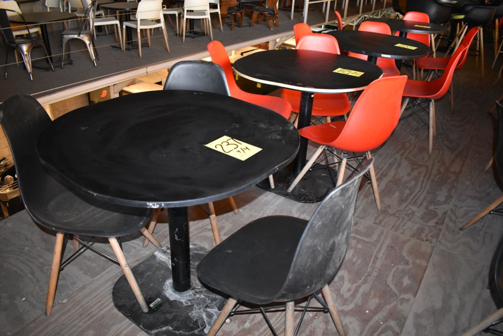 Cuatro mesas cuadradas en melamina con estructura metálica (80 x 75 cm) - Image 11 of 23
