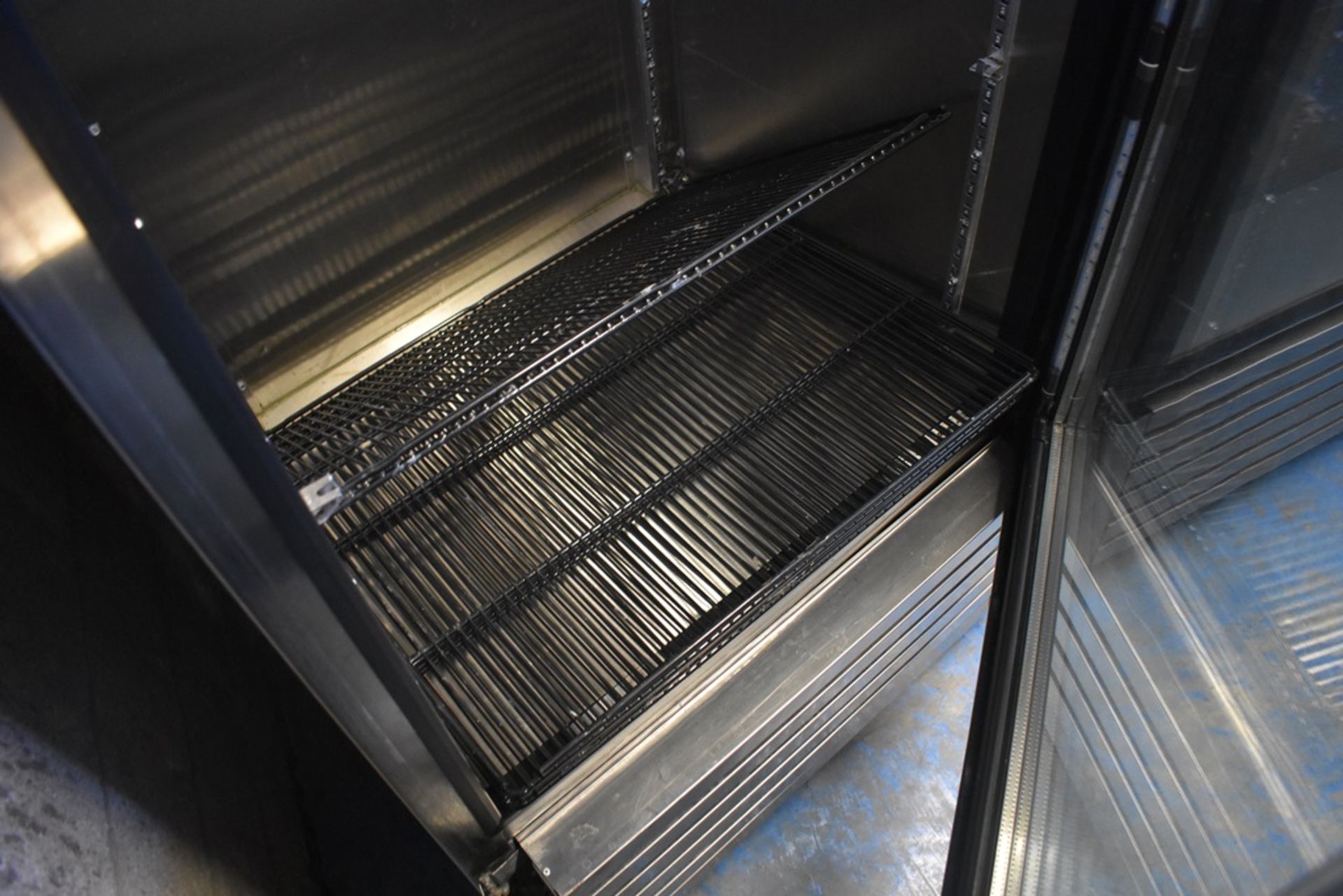 Refrigerador exhibidor con puerta de cristal marca Imbera, Modelo: G319CBMAD - Image 7 of 11