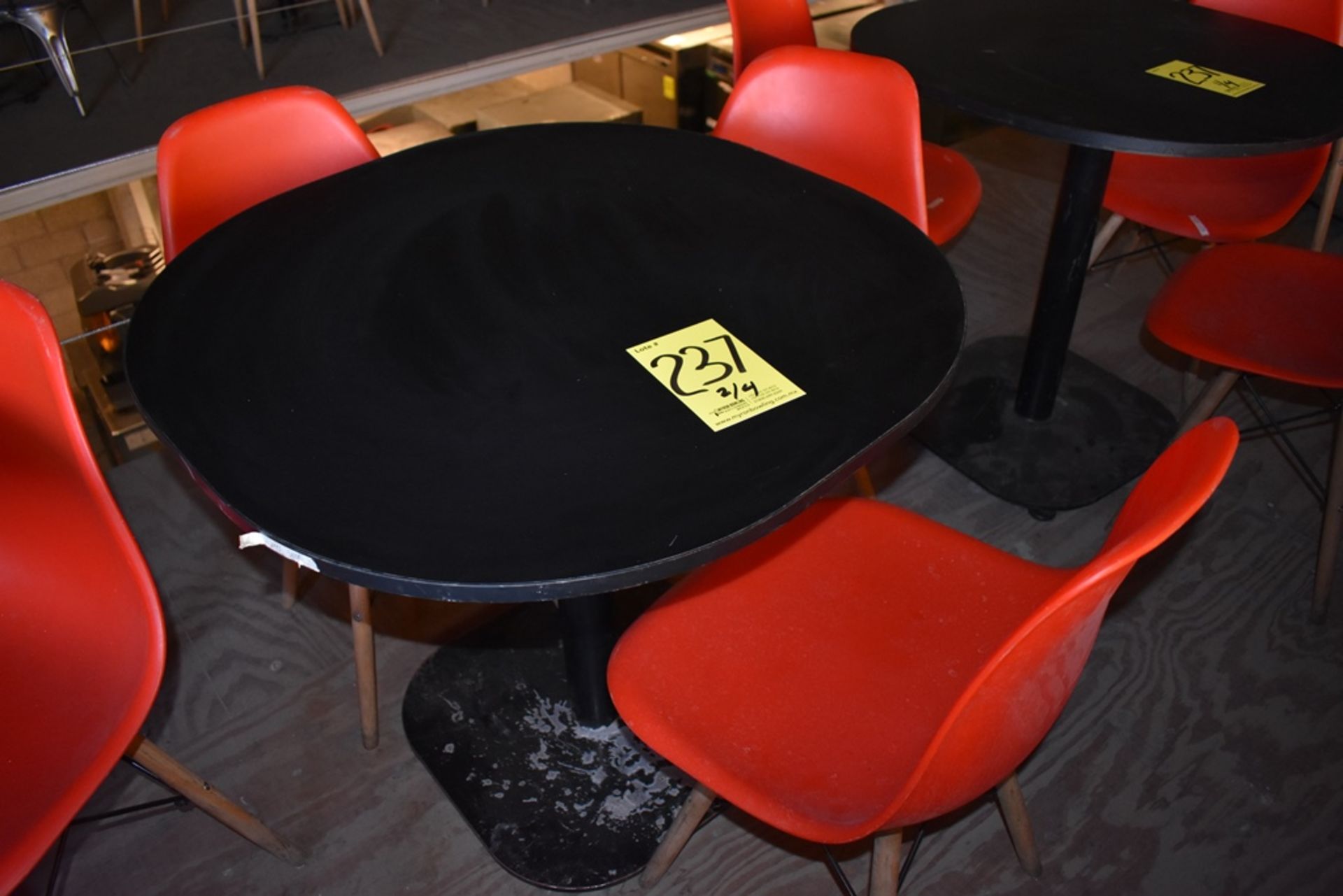 Cuatro mesas cuadradas en melamina con estructura metálica (80 x 75 cm) - Image 5 of 23
