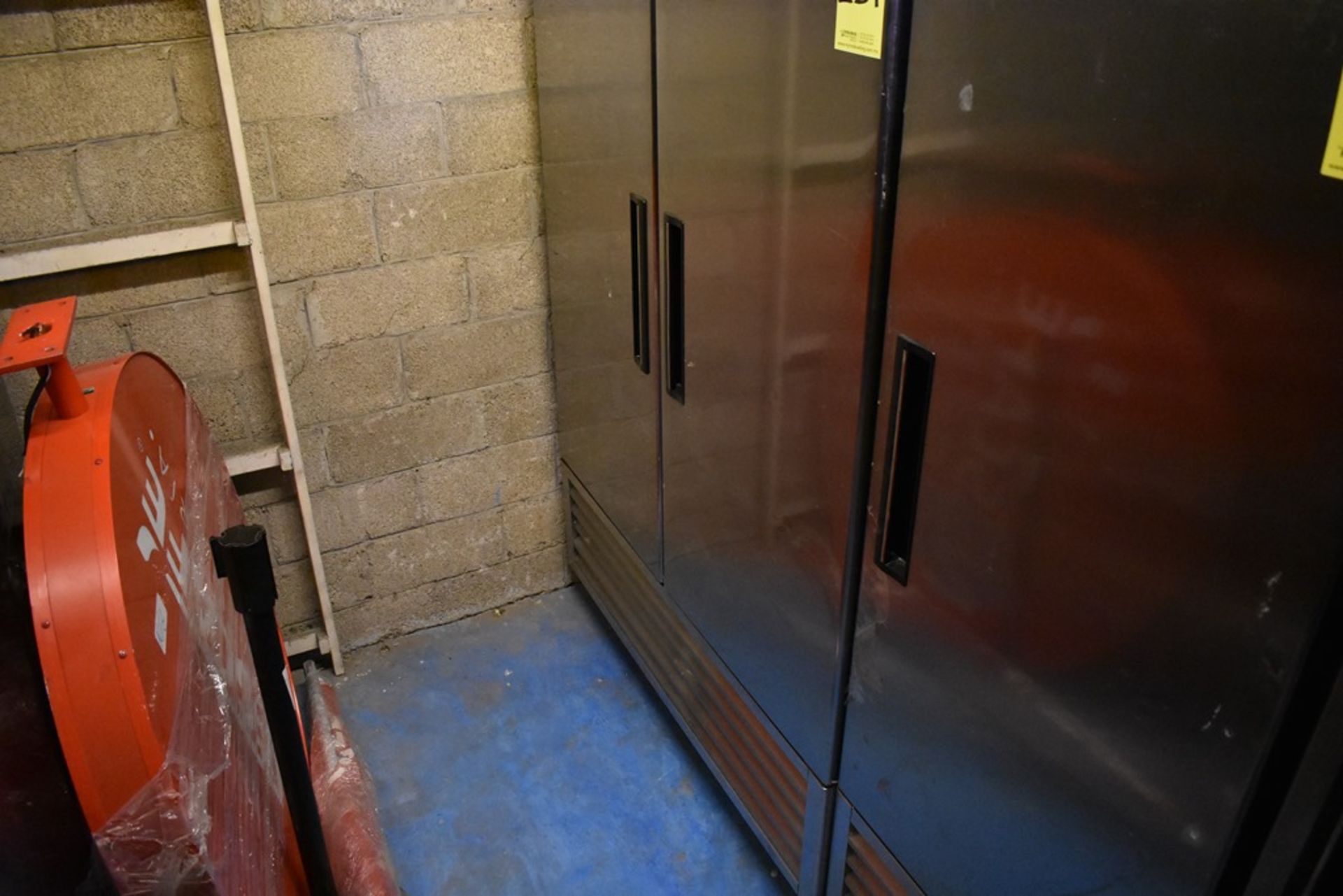 Refrigerador en acero inoxidable de dos puertas abatibles marca Parker Equipment - Image 2 of 16