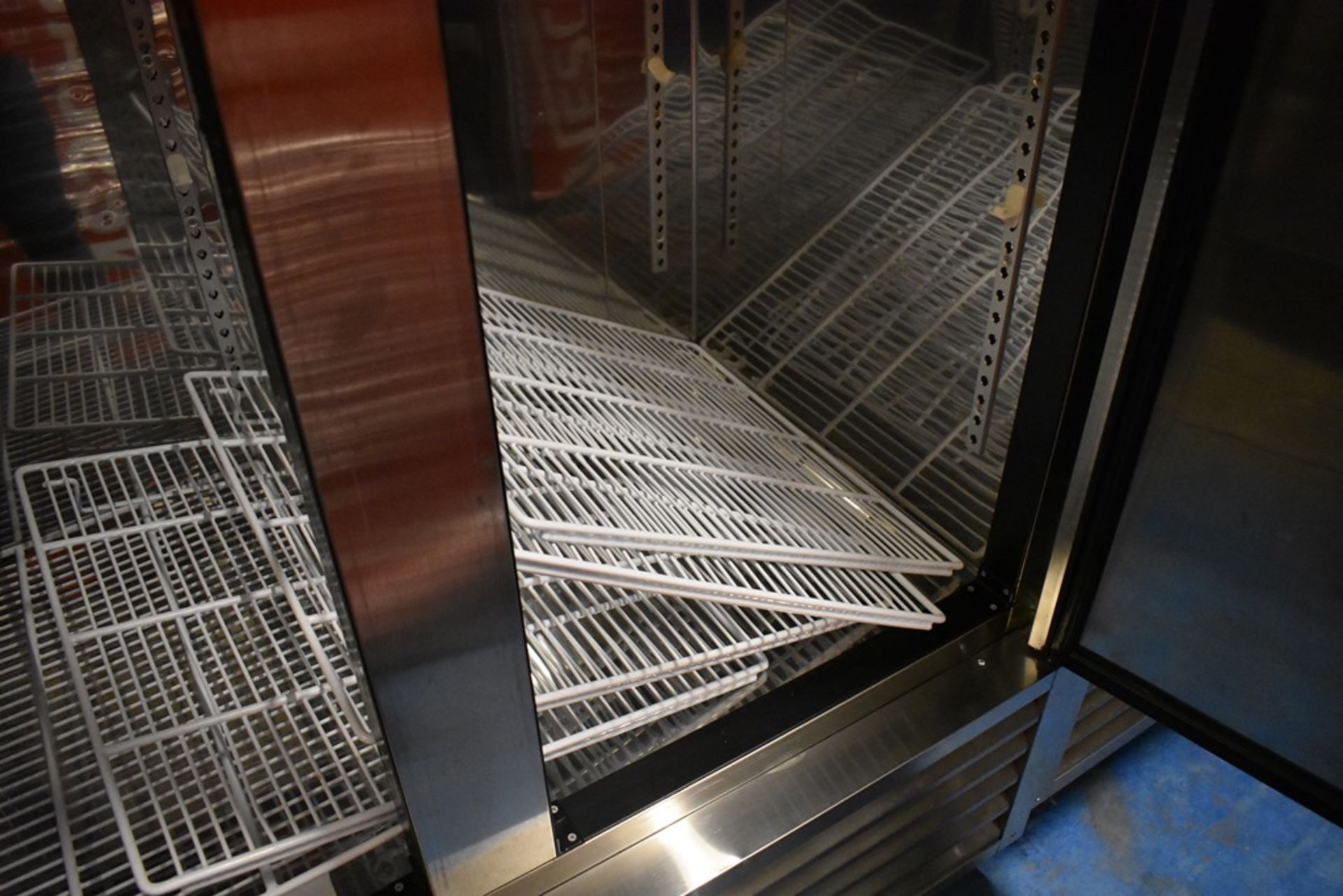 Refrigerador en acero inoxidable de dos puertas abatibles marca Parker Equipment - Image 10 of 16